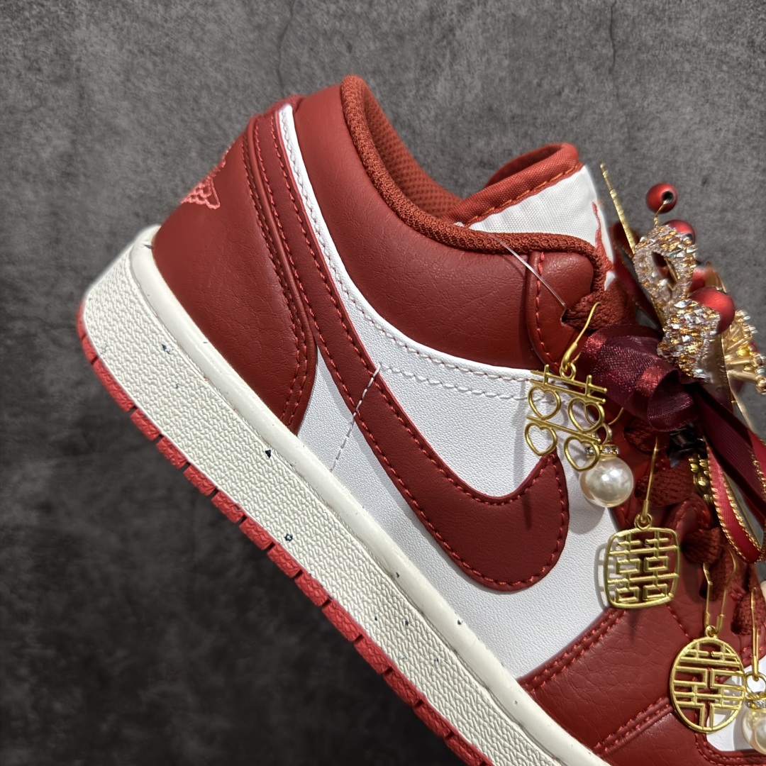 图片[7]-【纯原礼盒版本】Air Jordan 1 Low \”Wedding\”乔丹1代低帮 秀禾婚鞋 佳偶天成 货号：FJ3459-160 该定制版球鞋选用原鞋款为Air Jordan 1 Low og 耐磨高帮复古篮球鞋，灵感来自中式婚庆，保留原鞋灰白红基调的基础上，叠加红色丝绒鞋带、增加整体的质感。配饰有双喜金属小挂件，再次呼应主题，呈现出中式婚礼的喜庆、庄重、雅致！鞋面金属挂件及鞋头喜字均可拆卸，同时满足婚庆和日常穿搭需求。本产品所有图片均为实物拍摄，受环境、设备影响会存在微小的色彩差异。定制球鞋均为纯手工定制，满足日常穿戴需求，穿着过程尽量避免剧烈运动和锐物划伤、避免使用高浓度的有机溶剂进行擦洗。 尺码：35.5 36 36.5 37.5 38 38.5 39 40 40.5 41 42 42.5 43 44 44.5 45 46-选品中心