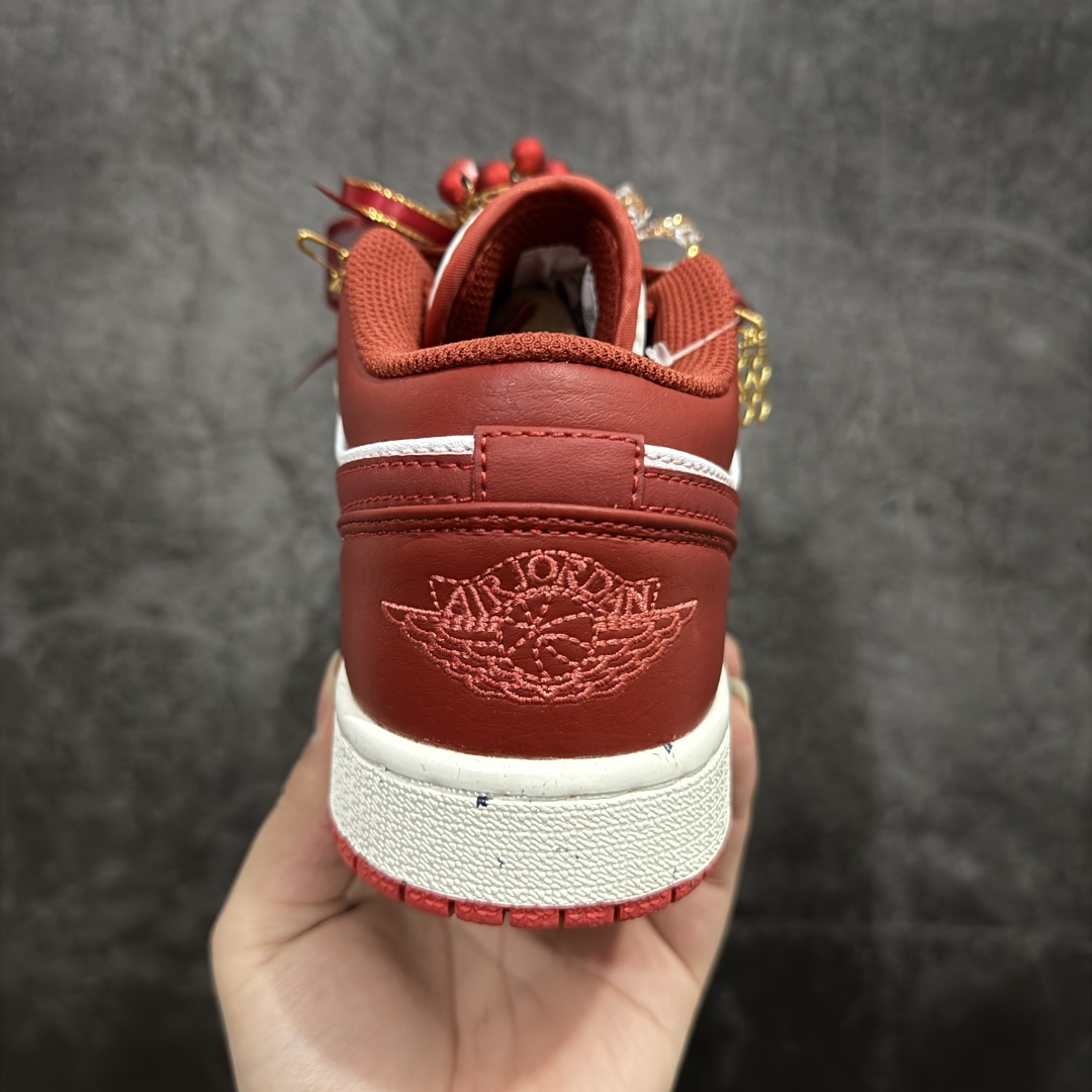 图片[4]-【纯原礼盒版本】Air Jordan 1 Low \”Wedding\”乔丹1代低帮 秀禾婚鞋 佳偶天成 货号：FJ3459-160 该定制版球鞋选用原鞋款为Air Jordan 1 Low og 耐磨高帮复古篮球鞋，灵感来自中式婚庆，保留原鞋灰白红基调的基础上，叠加红色丝绒鞋带、增加整体的质感。配饰有双喜金属小挂件，再次呼应主题，呈现出中式婚礼的喜庆、庄重、雅致！鞋面金属挂件及鞋头喜字均可拆卸，同时满足婚庆和日常穿搭需求。本产品所有图片均为实物拍摄，受环境、设备影响会存在微小的色彩差异。定制球鞋均为纯手工定制，满足日常穿戴需求，穿着过程尽量避免剧烈运动和锐物划伤、避免使用高浓度的有机溶剂进行擦洗。 尺码：35.5 36 36.5 37.5 38 38.5 39 40 40.5 41 42 42.5 43 44 44.5 45 46-选品中心