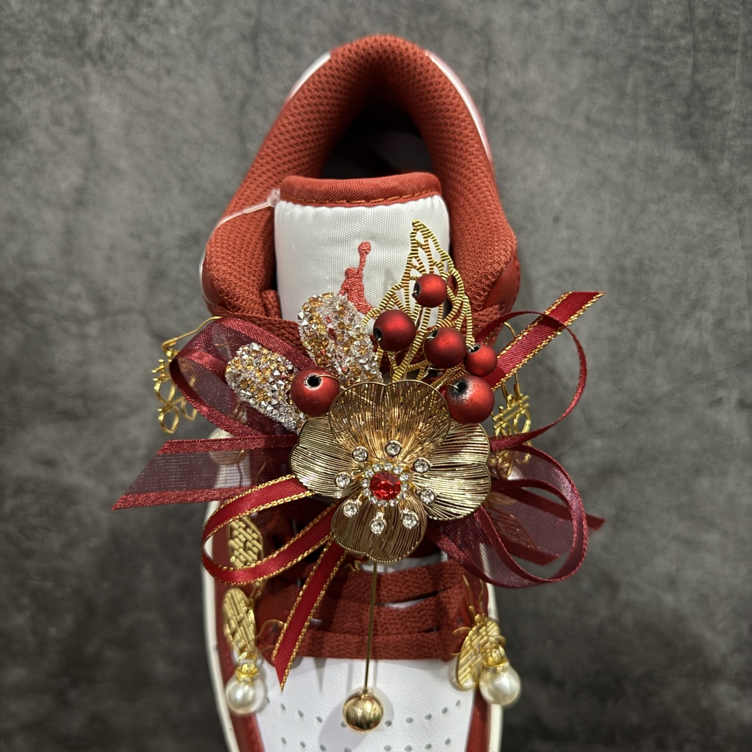 图片[8]-【纯原礼盒版本】Air Jordan 1 Low \”Wedding\”乔丹1代低帮 秀禾婚鞋 佳偶天成 货号：FJ3459-160 该定制版球鞋选用原鞋款为Air Jordan 1 Low og 耐磨高帮复古篮球鞋，灵感来自中式婚庆，保留原鞋灰白红基调的基础上，叠加红色丝绒鞋带、增加整体的质感。配饰有双喜金属小挂件，再次呼应主题，呈现出中式婚礼的喜庆、庄重、雅致！鞋面金属挂件及鞋头喜字均可拆卸，同时满足婚庆和日常穿搭需求。本产品所有图片均为实物拍摄，受环境、设备影响会存在微小的色彩差异。定制球鞋均为纯手工定制，满足日常穿戴需求，穿着过程尽量避免剧烈运动和锐物划伤、避免使用高浓度的有机溶剂进行擦洗。 尺码：35.5 36 36.5 37.5 38 38.5 39 40 40.5 41 42 42.5 43 44 44.5 45 46-选品中心