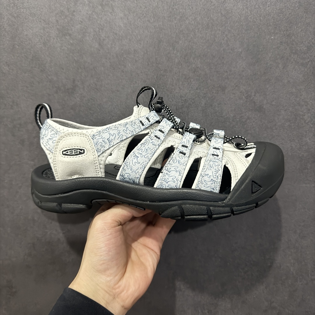 【公司级】人气户外休闲鞋品牌-科恩Keen Uneek Flat-M 平底编织弹力穿搭溯溪涉水休闲户外凉鞋 #外贸订单出口品质#采用进口机台编制两根尼龙绳组成鞋面(快干衬里原料!!)#原装轻量级EVA中底缓震材质组合防滑橡胶外底部 夏季潮鞋,文青界的凉鞋至尊 都市机能户外品牌 KEEN 向来积极为其旗下大热鞋款 UNEEK 推出联名款,后跟为全封闭设计,快干衬里,HIGH-TRACTION橡胶外底,及轻量级EVA中底,达到轻量缓震的同时减轻重量。 尺码:35-45-选品中心