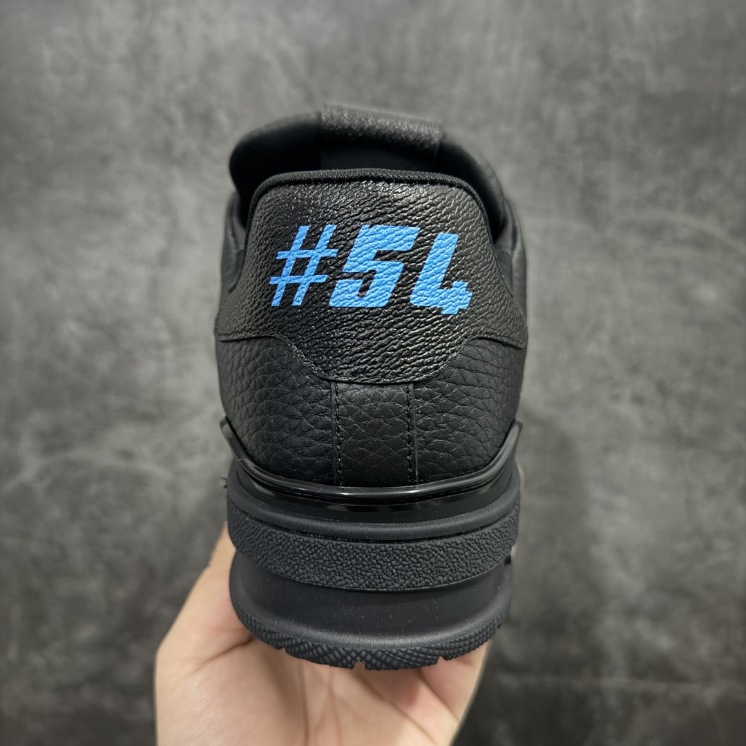 图片[4]-【HS纯原礼盒版】 LV Trainer系列高奢运动鞋 纯黑皮印花 新款芯片顶级 潮人必备单品 同步ZP官网空胶工艺 鞋舌、挂饰均镶嵌NFC芯片感应装置 正确胶片断点式设计 中底正确还原原版油印字母比例 1：1原楦格板、楦头、刀磨全新升级！ 独家订制顶级压纹麂皮 原版开模TPU大底 质感原版一致 垫脚聚米微料加透气英伦网布 披靡市场任何版本！细节完美呈现！ 代购指定版本 全新升级最新双盒包装 扫码秒进官网！ 全套包装配件同比原版 尺码： 39-45-选品中心