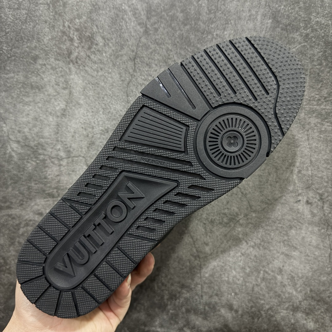 图片[9]-【HS纯原礼盒版】 LV Trainer系列高奢运动鞋 纯黑皮印花 新款芯片顶级 潮人必备单品 同步ZP官网空胶工艺 鞋舌、挂饰均镶嵌NFC芯片感应装置 正确胶片断点式设计 中底正确还原原版油印字母比例 1：1原楦格板、楦头、刀磨全新升级！ 独家订制顶级压纹麂皮 原版开模TPU大底 质感原版一致 垫脚聚米微料加透气英伦网布 披靡市场任何版本！细节完美呈现！ 代购指定版本 全新升级最新双盒包装 扫码秒进官网！ 全套包装配件同比原版 尺码： 39-45-选品中心