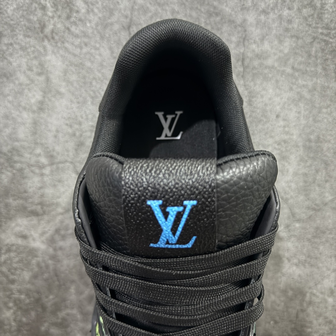 图片[8]-【HS纯原礼盒版】 LV Trainer系列高奢运动鞋 纯黑皮印花 新款芯片顶级 潮人必备单品 同步ZP官网空胶工艺 鞋舌、挂饰均镶嵌NFC芯片感应装置 正确胶片断点式设计 中底正确还原原版油印字母比例 1：1原楦格板、楦头、刀磨全新升级！ 独家订制顶级压纹麂皮 原版开模TPU大底 质感原版一致 垫脚聚米微料加透气英伦网布 披靡市场任何版本！细节完美呈现！ 代购指定版本 全新升级最新双盒包装 扫码秒进官网！ 全套包装配件同比原版 尺码： 39-45-选品中心