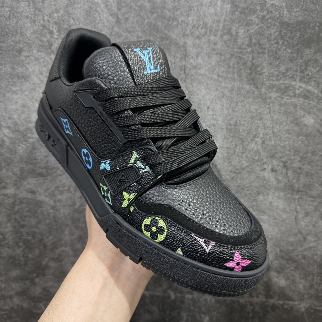 图片[3]-【HS纯原礼盒版】 LV Trainer系列高奢运动鞋 纯黑皮印花 新款芯片顶级 潮人必备单品 同步ZP官网空胶工艺 鞋舌、挂饰均镶嵌NFC芯片感应装置 正确胶片断点式设计 中底正确还原原版油印字母比例 1：1原楦格板、楦头、刀磨全新升级！ 独家订制顶级压纹麂皮 原版开模TPU大底 质感原版一致 垫脚聚米微料加透气英伦网布 披靡市场任何版本！细节完美呈现！ 代购指定版本 全新升级最新双盒包装 扫码秒进官网！ 全套包装配件同比原版 尺码： 39-45-选品中心