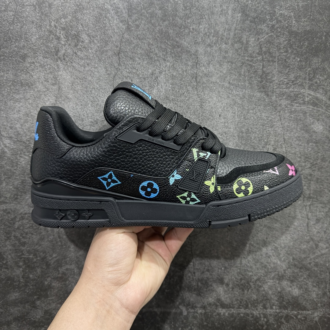 【HS纯原礼盒版】 LV Trainer系列高奢运动鞋 纯黑皮印花 新款芯片顶级 潮人必备单品 同步ZP官网空胶工艺 鞋舌、挂饰均镶嵌NFC芯片感应装置 正确胶片断点式设计 中底正确还原原版油印字母比例 1：1原楦格板、楦头、刀磨全新升级！ 独家订制顶级压纹麂皮 原版开模TPU大底 质感原版一致 垫脚聚米微料加透气英伦网布 披靡市场任何版本！细节完美呈现！ 代购指定版本 全新升级最新双盒包装 扫码秒进官网！ 全套包装配件同比原版 尺码： 39-45-选品中心