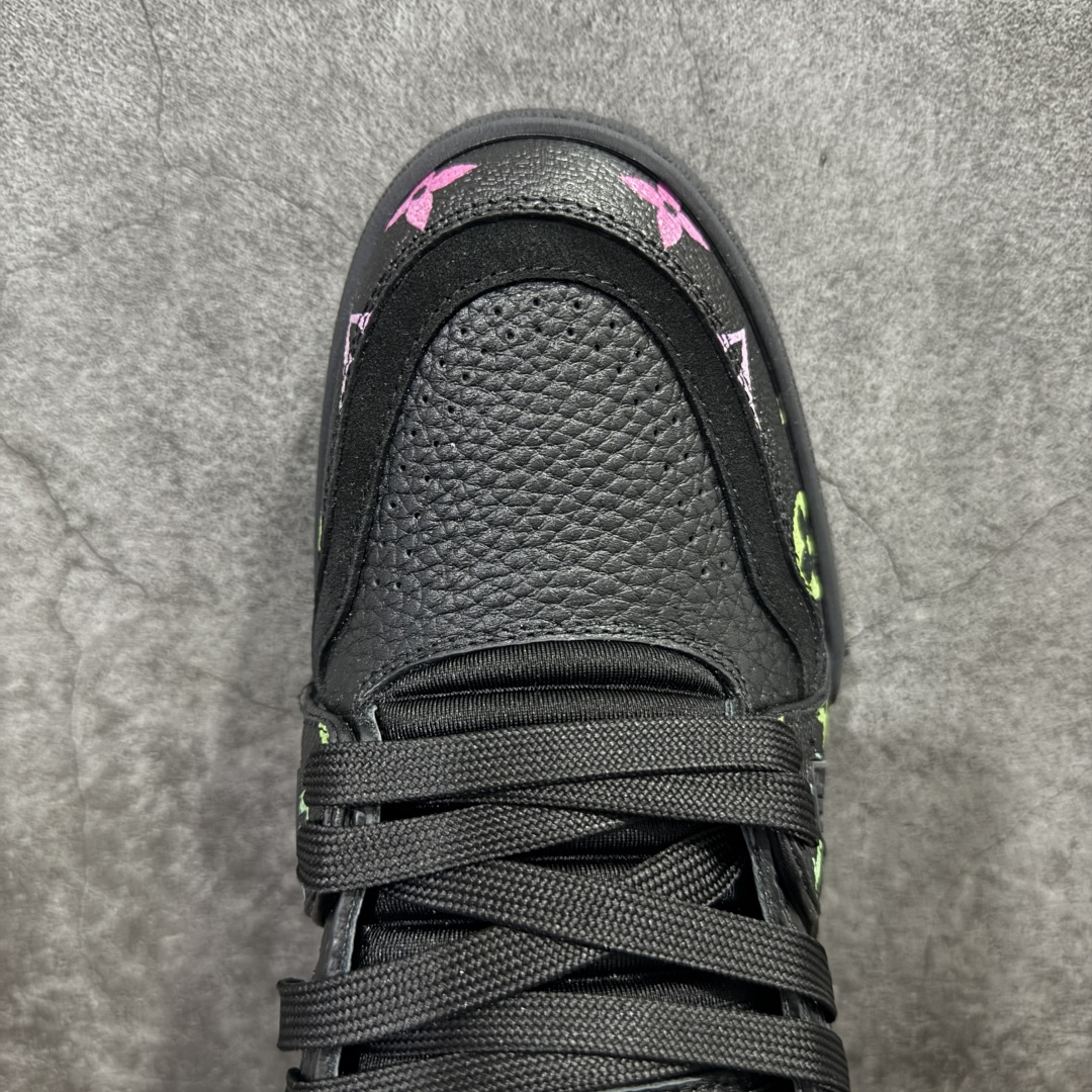 图片[5]-【HS纯原礼盒版】 LV Trainer系列高奢运动鞋 纯黑皮印花 新款芯片顶级 潮人必备单品 同步ZP官网空胶工艺 鞋舌、挂饰均镶嵌NFC芯片感应装置 正确胶片断点式设计 中底正确还原原版油印字母比例 1：1原楦格板、楦头、刀磨全新升级！ 独家订制顶级压纹麂皮 原版开模TPU大底 质感原版一致 垫脚聚米微料加透气英伦网布 披靡市场任何版本！细节完美呈现！ 代购指定版本 全新升级最新双盒包装 扫码秒进官网！ 全套包装配件同比原版 尺码： 39-45-选品中心