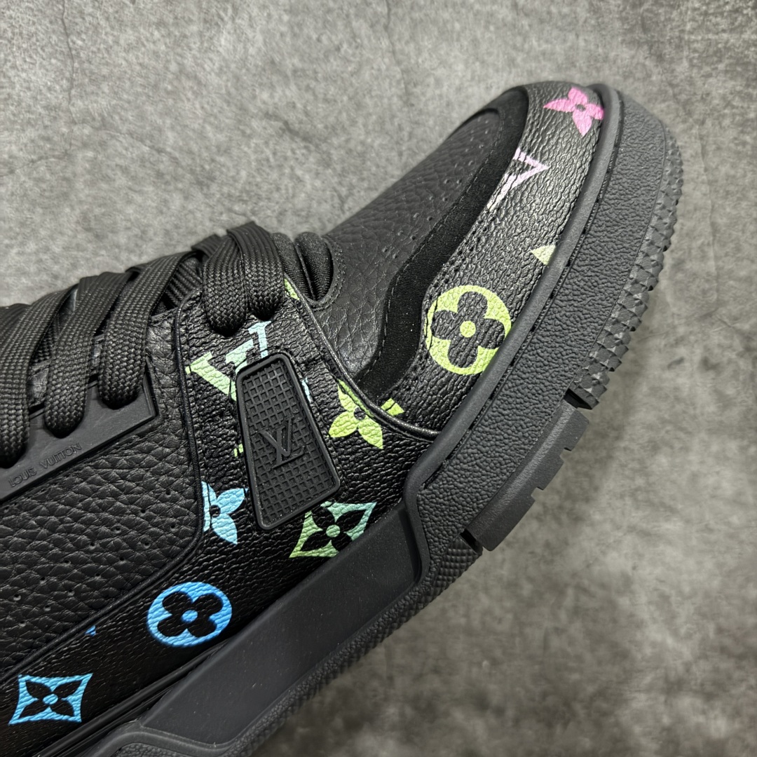 图片[6]-【HS纯原礼盒版】 LV Trainer系列高奢运动鞋 纯黑皮印花 新款芯片顶级 潮人必备单品 同步ZP官网空胶工艺 鞋舌、挂饰均镶嵌NFC芯片感应装置 正确胶片断点式设计 中底正确还原原版油印字母比例 1：1原楦格板、楦头、刀磨全新升级！ 独家订制顶级压纹麂皮 原版开模TPU大底 质感原版一致 垫脚聚米微料加透气英伦网布 披靡市场任何版本！细节完美呈现！ 代购指定版本 全新升级最新双盒包装 扫码秒进官网！ 全套包装配件同比原版 尺码： 39-45-选品中心