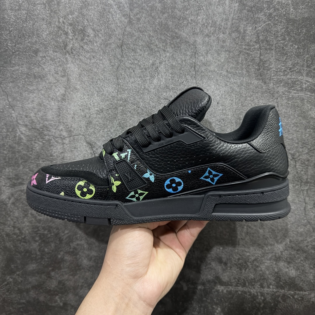 图片[2]-【HS纯原礼盒版】 LV Trainer系列高奢运动鞋 纯黑皮印花 新款芯片顶级 潮人必备单品 同步ZP官网空胶工艺 鞋舌、挂饰均镶嵌NFC芯片感应装置 正确胶片断点式设计 中底正确还原原版油印字母比例 1：1原楦格板、楦头、刀磨全新升级！ 独家订制顶级压纹麂皮 原版开模TPU大底 质感原版一致 垫脚聚米微料加透气英伦网布 披靡市场任何版本！细节完美呈现！ 代购指定版本 全新升级最新双盒包装 扫码秒进官网！ 全套包装配件同比原版 尺码： 39-45-选品中心