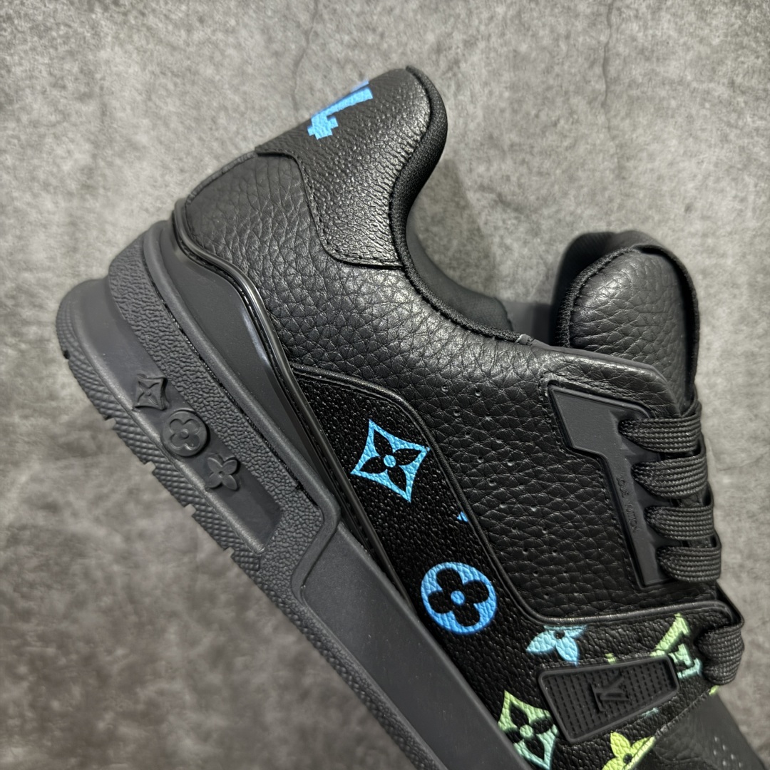 图片[7]-【HS纯原礼盒版】 LV Trainer系列高奢运动鞋 纯黑皮印花 新款芯片顶级 潮人必备单品 同步ZP官网空胶工艺 鞋舌、挂饰均镶嵌NFC芯片感应装置 正确胶片断点式设计 中底正确还原原版油印字母比例 1：1原楦格板、楦头、刀磨全新升级！ 独家订制顶级压纹麂皮 原版开模TPU大底 质感原版一致 垫脚聚米微料加透气英伦网布 披靡市场任何版本！细节完美呈现！ 代购指定版本 全新升级最新双盒包装 扫码秒进官网！ 全套包装配件同比原版 尺码： 39-45-选品中心