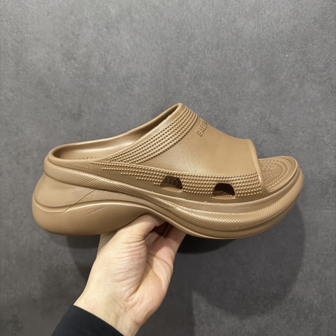 【广东纯原版本】Balenciaga Pool Crocs 巴黎世家百搭时尚厚底增高拖鞋 重金购入原鞋及原档案磨具生产指令开发 同源公司EVA粒子环保塑料 原厂指令配方 弹性卡色均保持原鞋一致 匠心打造 鞋口弧度大小 鞋面色泽质感同步原鞋 LOGO内侧钢印清晰工整 以简单的设计 提供全面的舒适性、缓震性、耐用性和支撑力 EVA外底提供优质缓震性能 5毫米足弓 鞋面凹印Balenciaga品牌标识 背面浮印尺码 同色系鞋底和鞋垫 外观时尚大气 鞋底采用耐磨的材质 穿上它都会感觉到舒适的体验 尺码:35-40-选品中心
