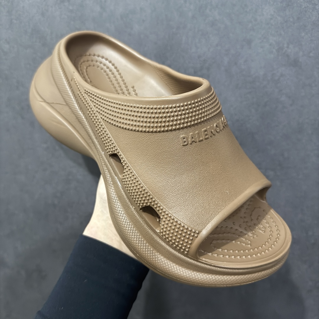 图片[3]-【广东纯原版本】Balenciaga Pool Crocs 巴黎世家百搭时尚厚底增高拖鞋 重金购入原鞋及原档案磨具生产指令开发 同源公司EVA粒子环保塑料 原厂指令配方 弹性卡色均保持原鞋一致 匠心打造 鞋口弧度大小 鞋面色泽质感同步原鞋 LOGO内侧钢印清晰工整 以简单的设计 提供全面的舒适性、缓震性、耐用性和支撑力 EVA外底提供优质缓震性能 5毫米足弓 鞋面凹印Balenciaga品牌标识 背面浮印尺码 同色系鞋底和鞋垫 外观时尚大气 鞋底采用耐磨的材质 穿上它都会感觉到舒适的体验 尺码：35-40-选品中心