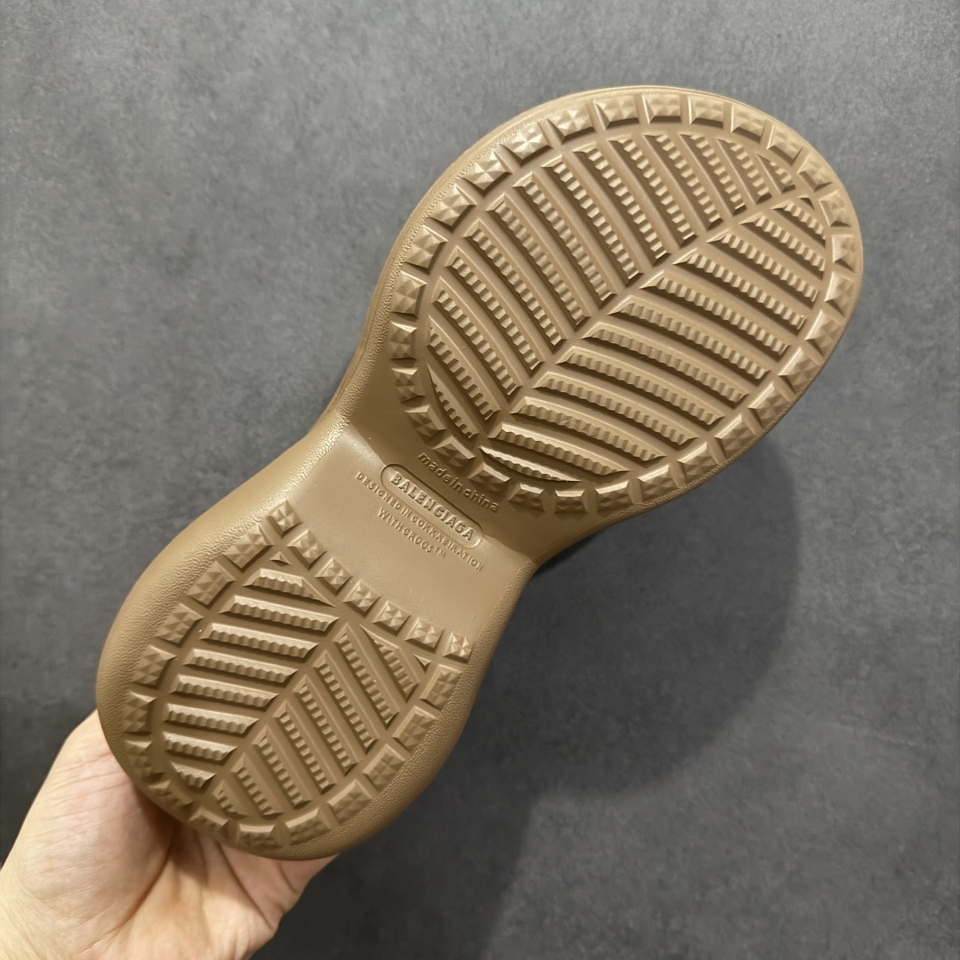 图片[9]-【广东纯原版本】Balenciaga Pool Crocs 巴黎世家百搭时尚厚底增高拖鞋 重金购入原鞋及原档案磨具生产指令开发 同源公司EVA粒子环保塑料 原厂指令配方 弹性卡色均保持原鞋一致 匠心打造 鞋口弧度大小 鞋面色泽质感同步原鞋 LOGO内侧钢印清晰工整 以简单的设计 提供全面的舒适性、缓震性、耐用性和支撑力 EVA外底提供优质缓震性能 5毫米足弓 鞋面凹印Balenciaga品牌标识 背面浮印尺码 同色系鞋底和鞋垫 外观时尚大气 鞋底采用耐磨的材质 穿上它都会感觉到舒适的体验 尺码：35-40-选品中心