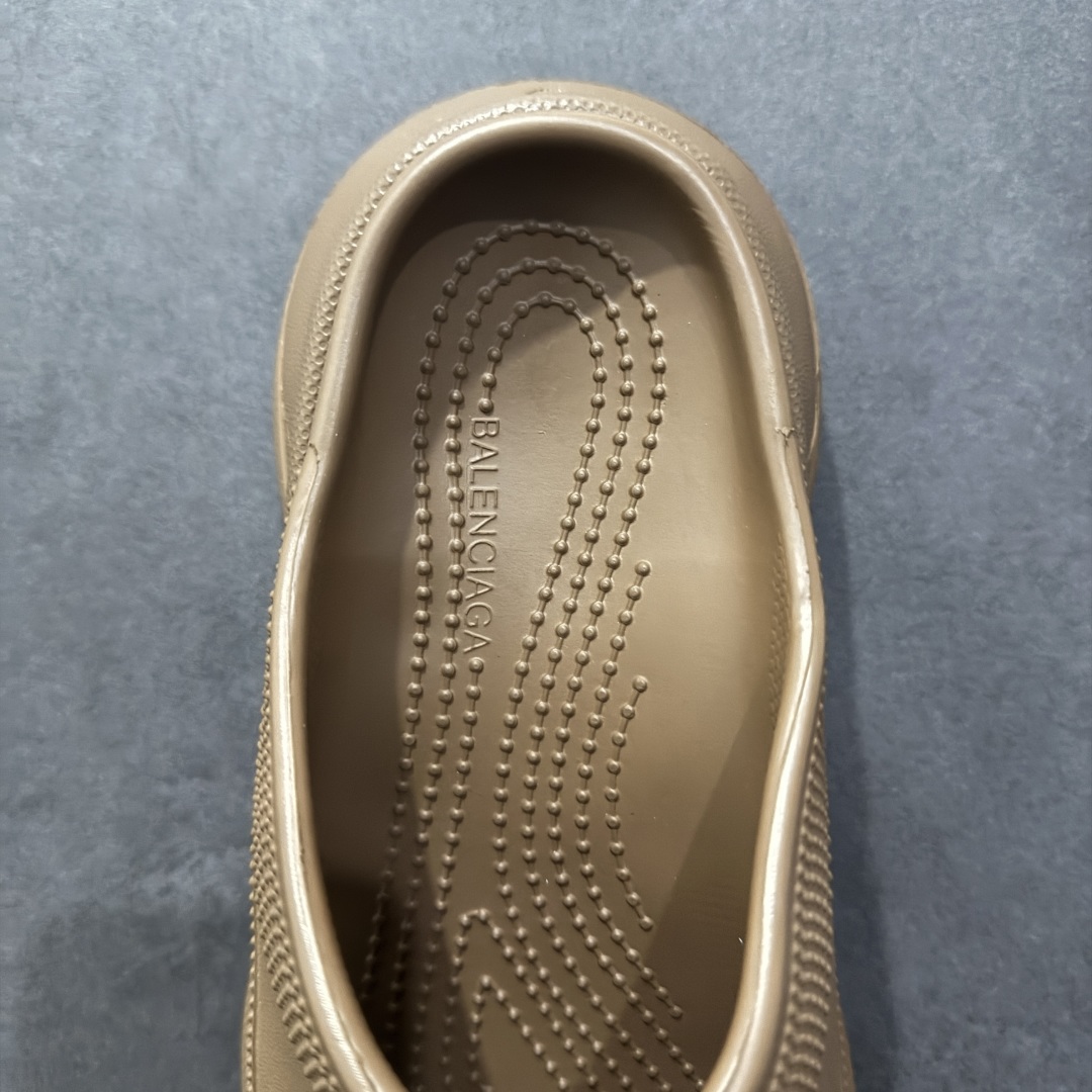 图片[7]-【广东纯原版本】Balenciaga Pool Crocs 巴黎世家百搭时尚厚底增高拖鞋 重金购入原鞋及原档案磨具生产指令开发 同源公司EVA粒子环保塑料 原厂指令配方 弹性卡色均保持原鞋一致 匠心打造 鞋口弧度大小 鞋面色泽质感同步原鞋 LOGO内侧钢印清晰工整 以简单的设计 提供全面的舒适性、缓震性、耐用性和支撑力 EVA外底提供优质缓震性能 5毫米足弓 鞋面凹印Balenciaga品牌标识 背面浮印尺码 同色系鞋底和鞋垫 外观时尚大气 鞋底采用耐磨的材质 穿上它都会感觉到舒适的体验 尺码：35-40-选品中心