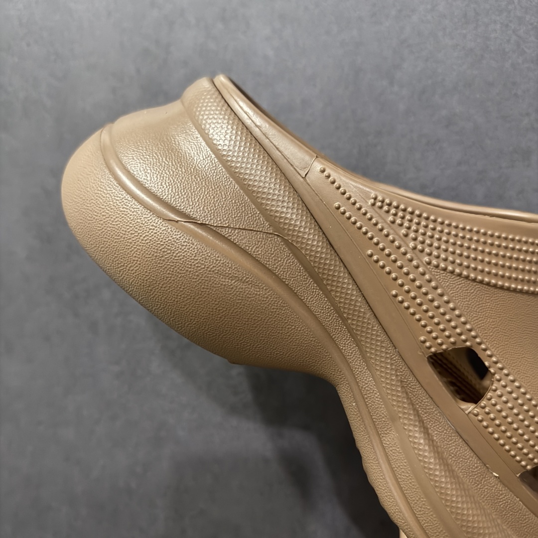 图片[6]-【广东纯原版本】Balenciaga Pool Crocs 巴黎世家百搭时尚厚底增高拖鞋 重金购入原鞋及原档案磨具生产指令开发 同源公司EVA粒子环保塑料 原厂指令配方 弹性卡色均保持原鞋一致 匠心打造 鞋口弧度大小 鞋面色泽质感同步原鞋 LOGO内侧钢印清晰工整 以简单的设计 提供全面的舒适性、缓震性、耐用性和支撑力 EVA外底提供优质缓震性能 5毫米足弓 鞋面凹印Balenciaga品牌标识 背面浮印尺码 同色系鞋底和鞋垫 外观时尚大气 鞋底采用耐磨的材质 穿上它都会感觉到舒适的体验 尺码：35-40-选品中心