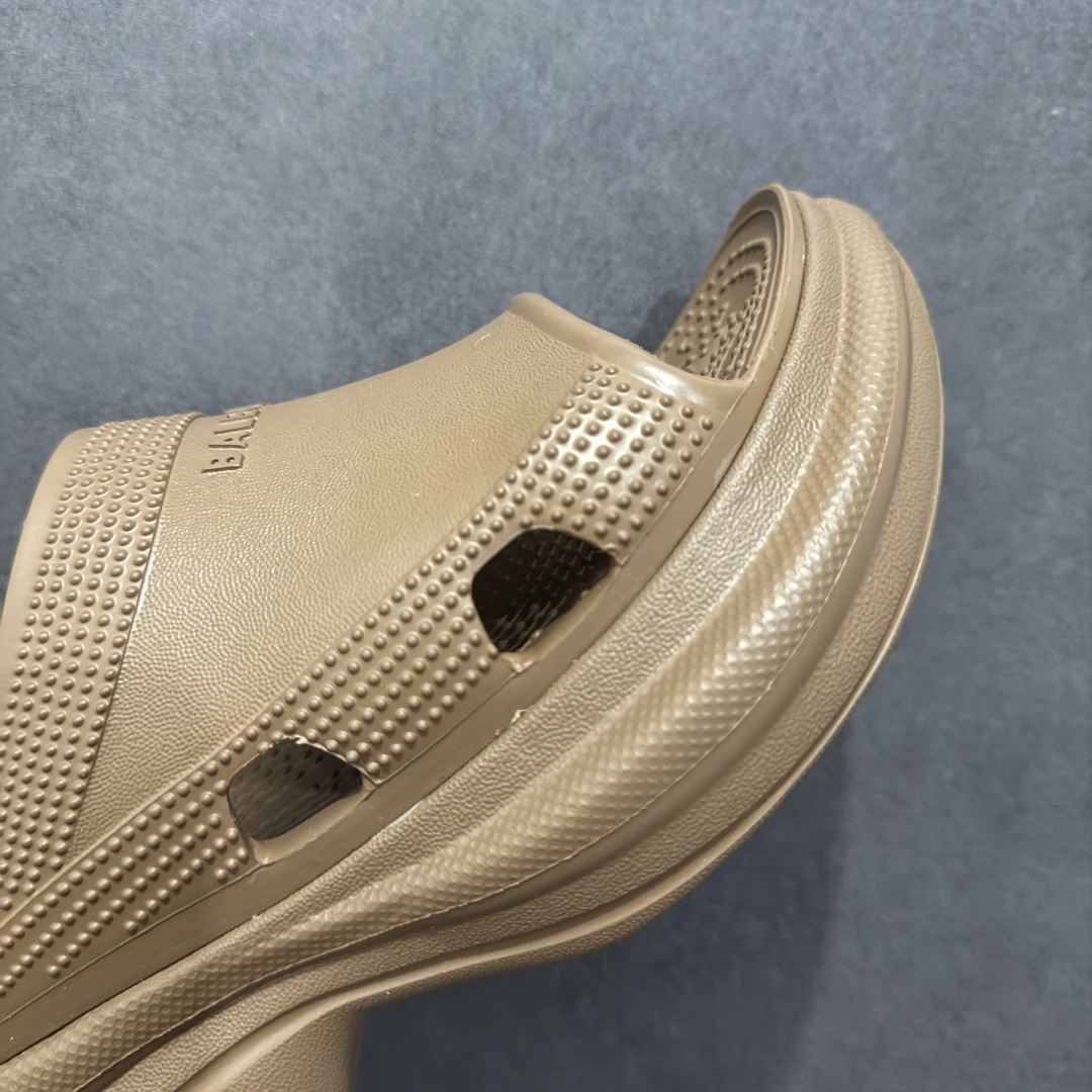 图片[5]-【广东纯原版本】Balenciaga Pool Crocs 巴黎世家百搭时尚厚底增高拖鞋 重金购入原鞋及原档案磨具生产指令开发 同源公司EVA粒子环保塑料 原厂指令配方 弹性卡色均保持原鞋一致 匠心打造 鞋口弧度大小 鞋面色泽质感同步原鞋 LOGO内侧钢印清晰工整 以简单的设计 提供全面的舒适性、缓震性、耐用性和支撑力 EVA外底提供优质缓震性能 5毫米足弓 鞋面凹印Balenciaga品牌标识 背面浮印尺码 同色系鞋底和鞋垫 外观时尚大气 鞋底采用耐磨的材质 穿上它都会感觉到舒适的体验 尺码：35-40-选品中心