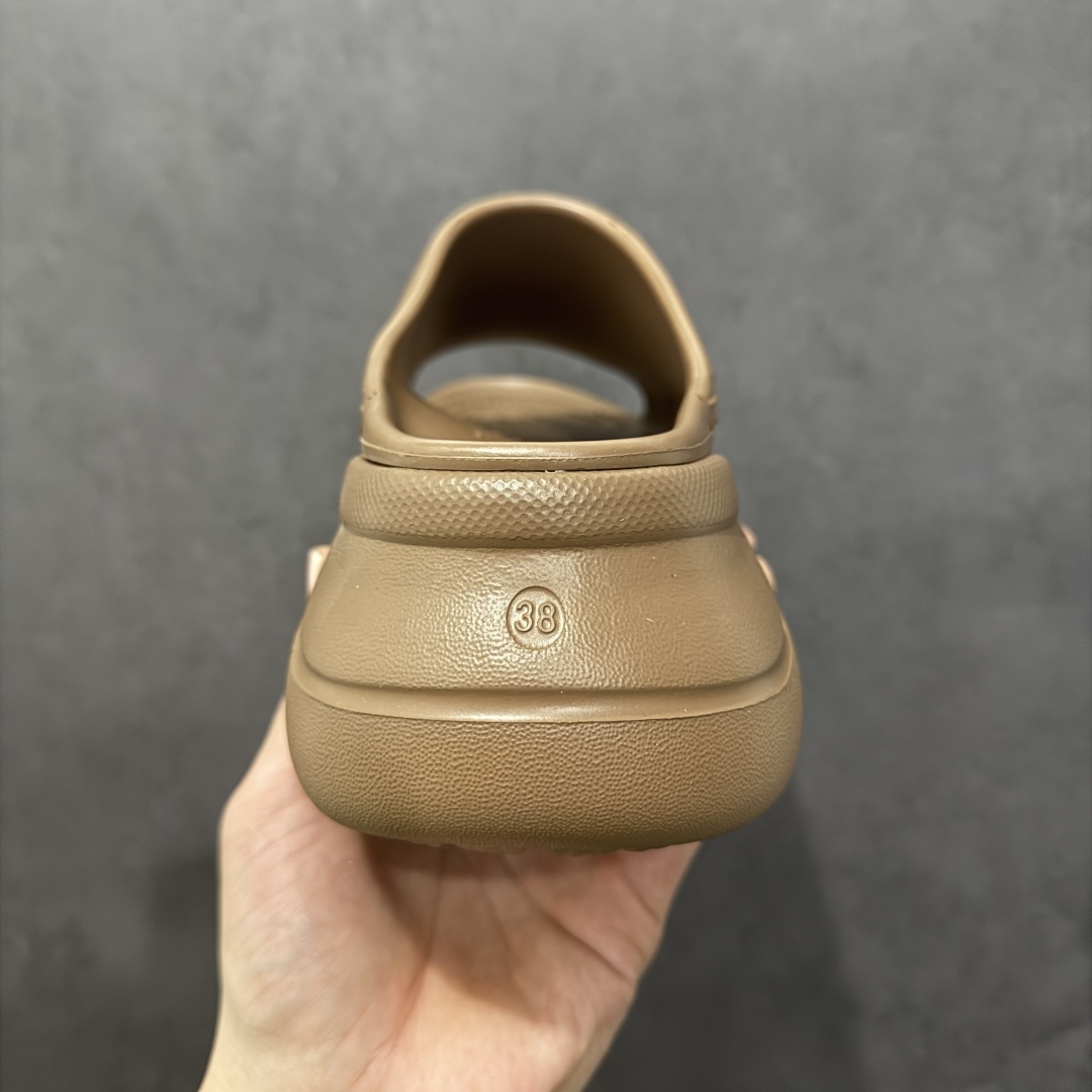 图片[4]-【广东纯原版本】Balenciaga Pool Crocs 巴黎世家百搭时尚厚底增高拖鞋 重金购入原鞋及原档案磨具生产指令开发 同源公司EVA粒子环保塑料 原厂指令配方 弹性卡色均保持原鞋一致 匠心打造 鞋口弧度大小 鞋面色泽质感同步原鞋 LOGO内侧钢印清晰工整 以简单的设计 提供全面的舒适性、缓震性、耐用性和支撑力 EVA外底提供优质缓震性能 5毫米足弓 鞋面凹印Balenciaga品牌标识 背面浮印尺码 同色系鞋底和鞋垫 外观时尚大气 鞋底采用耐磨的材质 穿上它都会感觉到舒适的体验 尺码：35-40-选品中心
