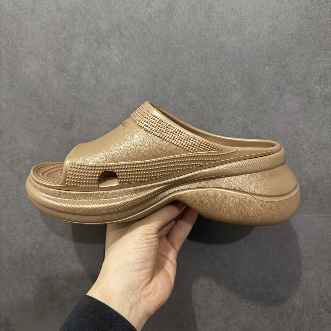 图片[2]-【广东纯原版本】Balenciaga Pool Crocs 巴黎世家百搭时尚厚底增高拖鞋 重金购入原鞋及原档案磨具生产指令开发 同源公司EVA粒子环保塑料 原厂指令配方 弹性卡色均保持原鞋一致 匠心打造 鞋口弧度大小 鞋面色泽质感同步原鞋 LOGO内侧钢印清晰工整 以简单的设计 提供全面的舒适性、缓震性、耐用性和支撑力 EVA外底提供优质缓震性能 5毫米足弓 鞋面凹印Balenciaga品牌标识 背面浮印尺码 同色系鞋底和鞋垫 外观时尚大气 鞋底采用耐磨的材质 穿上它都会感觉到舒适的体验 尺码：35-40-选品中心