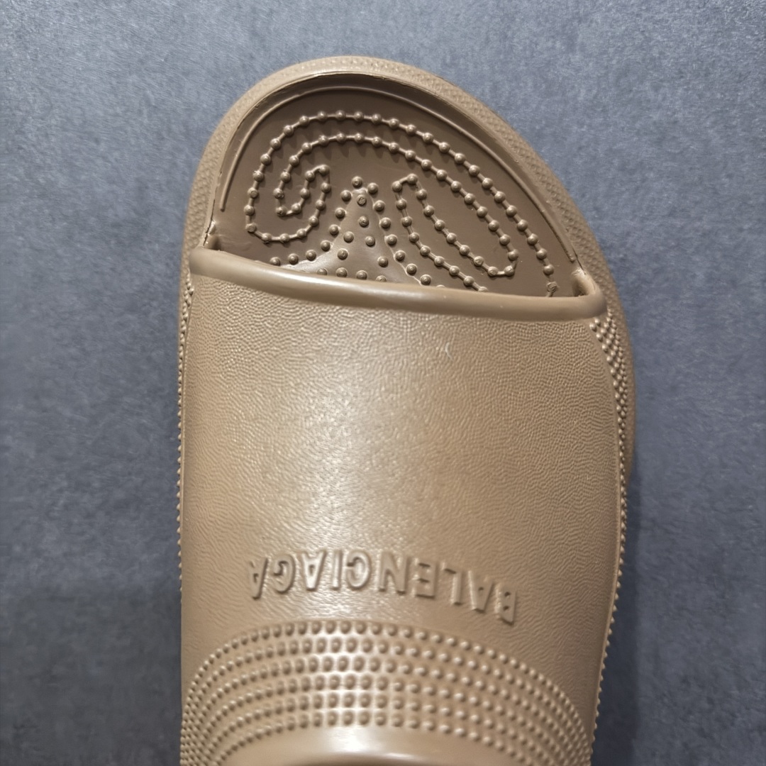 图片[8]-【广东纯原版本】Balenciaga Pool Crocs 巴黎世家百搭时尚厚底增高拖鞋 重金购入原鞋及原档案磨具生产指令开发 同源公司EVA粒子环保塑料 原厂指令配方 弹性卡色均保持原鞋一致 匠心打造 鞋口弧度大小 鞋面色泽质感同步原鞋 LOGO内侧钢印清晰工整 以简单的设计 提供全面的舒适性、缓震性、耐用性和支撑力 EVA外底提供优质缓震性能 5毫米足弓 鞋面凹印Balenciaga品牌标识 背面浮印尺码 同色系鞋底和鞋垫 外观时尚大气 鞋底采用耐磨的材质 穿上它都会感觉到舒适的体验 尺码：35-40-选品中心