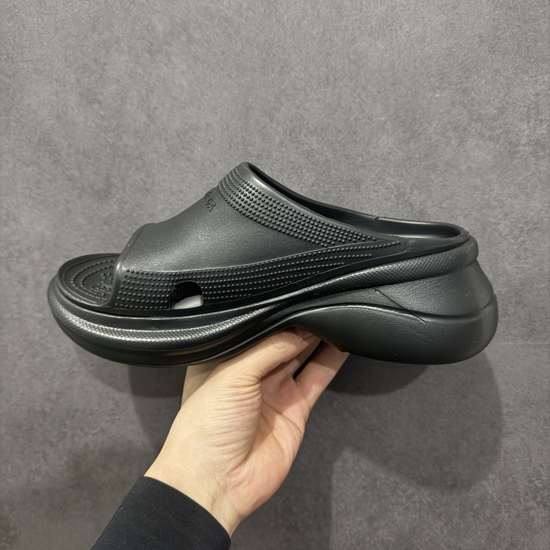 图片[2]-【广东纯原版本】Balenciaga Pool Crocs 巴黎世家百搭时尚厚底增高拖鞋 重金购入原鞋及原档案磨具生产指令开发 同源公司EVA粒子环保塑料 原厂指令配方 弹性卡色均保持原鞋一致 匠心打造 鞋口弧度大小 鞋面色泽质感同步原鞋 LOGO内侧钢印清晰工整 以简单的设计 提供全面的舒适性、缓震性、耐用性和支撑力 EVA外底提供优质缓震性能 5毫米足弓 鞋面凹印Balenciaga品牌标识 背面浮印尺码 同色系鞋底和鞋垫 外观时尚大气 鞋底采用耐磨的材质 穿上它都会感觉到舒适的体验 尺码：35-40-选品中心