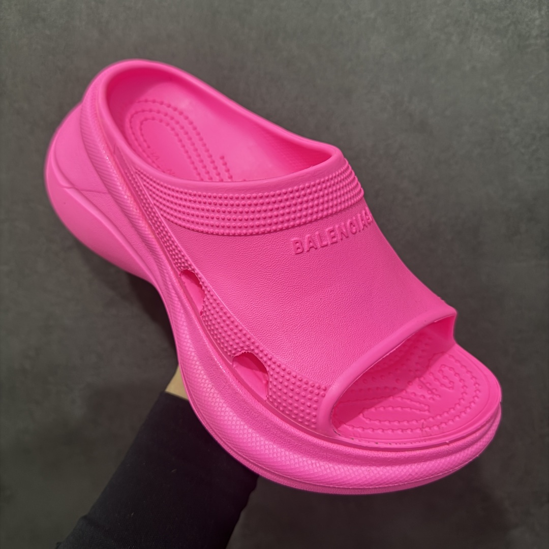 图片[3]-【广东纯原版本】Balenciaga Pool Crocs 巴黎世家百搭时尚厚底增高拖鞋 重金购入原鞋及原档案磨具生产指令开发 同源公司EVA粒子环保塑料 原厂指令配方 弹性卡色均保持原鞋一致 匠心打造 鞋口弧度大小 鞋面色泽质感同步原鞋 LOGO内侧钢印清晰工整 以简单的设计 提供全面的舒适性、缓震性、耐用性和支撑力 EVA外底提供优质缓震性能 5毫米足弓 鞋面凹印Balenciaga品牌标识 背面浮印尺码 同色系鞋底和鞋垫 外观时尚大气 鞋底采用耐磨的材质 穿上它都会感觉到舒适的体验 尺码：35-40-选品中心