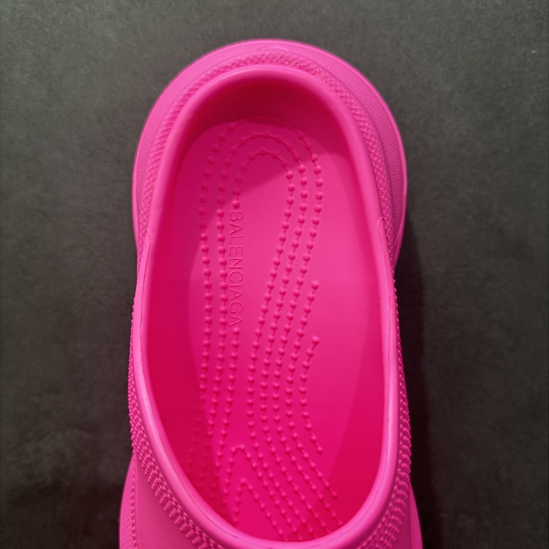 图片[7]-【广东纯原版本】Balenciaga Pool Crocs 巴黎世家百搭时尚厚底增高拖鞋 重金购入原鞋及原档案磨具生产指令开发 同源公司EVA粒子环保塑料 原厂指令配方 弹性卡色均保持原鞋一致 匠心打造 鞋口弧度大小 鞋面色泽质感同步原鞋 LOGO内侧钢印清晰工整 以简单的设计 提供全面的舒适性、缓震性、耐用性和支撑力 EVA外底提供优质缓震性能 5毫米足弓 鞋面凹印Balenciaga品牌标识 背面浮印尺码 同色系鞋底和鞋垫 外观时尚大气 鞋底采用耐磨的材质 穿上它都会感觉到舒适的体验 尺码：35-40-选品中心