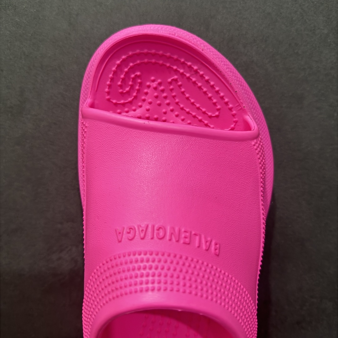 图片[8]-【广东纯原版本】Balenciaga Pool Crocs 巴黎世家百搭时尚厚底增高拖鞋 重金购入原鞋及原档案磨具生产指令开发 同源公司EVA粒子环保塑料 原厂指令配方 弹性卡色均保持原鞋一致 匠心打造 鞋口弧度大小 鞋面色泽质感同步原鞋 LOGO内侧钢印清晰工整 以简单的设计 提供全面的舒适性、缓震性、耐用性和支撑力 EVA外底提供优质缓震性能 5毫米足弓 鞋面凹印Balenciaga品牌标识 背面浮印尺码 同色系鞋底和鞋垫 外观时尚大气 鞋底采用耐磨的材质 穿上它都会感觉到舒适的体验 尺码：35-40-选品中心