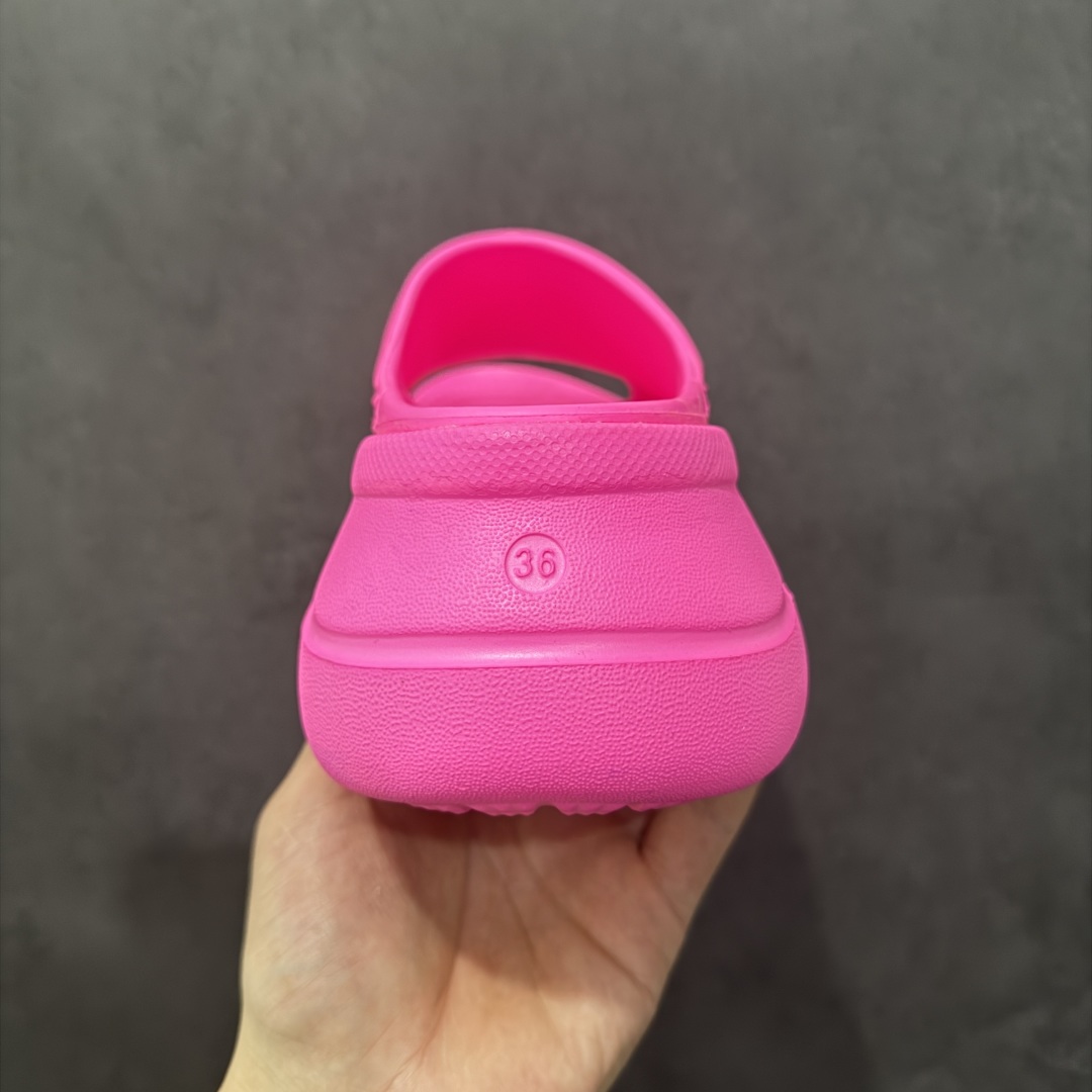 图片[4]-【广东纯原版本】Balenciaga Pool Crocs 巴黎世家百搭时尚厚底增高拖鞋 重金购入原鞋及原档案磨具生产指令开发 同源公司EVA粒子环保塑料 原厂指令配方 弹性卡色均保持原鞋一致 匠心打造 鞋口弧度大小 鞋面色泽质感同步原鞋 LOGO内侧钢印清晰工整 以简单的设计 提供全面的舒适性、缓震性、耐用性和支撑力 EVA外底提供优质缓震性能 5毫米足弓 鞋面凹印Balenciaga品牌标识 背面浮印尺码 同色系鞋底和鞋垫 外观时尚大气 鞋底采用耐磨的材质 穿上它都会感觉到舒适的体验 尺码：35-40-选品中心