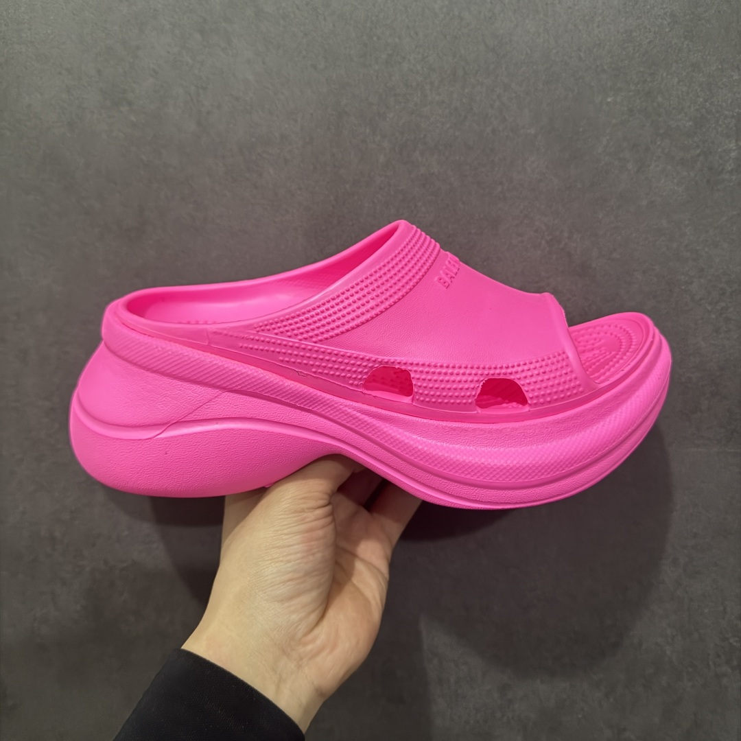【广东纯原版本】Balenciaga Pool Crocs 巴黎世家百搭时尚厚底增高拖鞋 重金购入原鞋及原档案磨具生产指令开发 同源公司EVA粒子环保塑料 原厂指令配方 弹性卡色均保持原鞋一致 匠心打造 鞋口弧度大小 鞋面色泽质感同步原鞋 LOGO内侧钢印清晰工整 以简单的设计 提供全面的舒适性、缓震性、耐用性和支撑力 EVA外底提供优质缓震性能 5毫米足弓 鞋面凹印Balenciaga品牌标识 背面浮印尺码 同色系鞋底和鞋垫 外观时尚大气 鞋底采用耐磨的材质 穿上它都会感觉到舒适的体验 尺码:35-40-选品中心