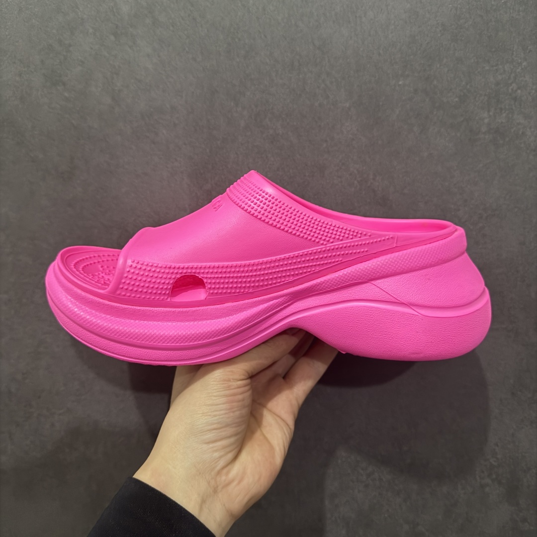 图片[2]-【广东纯原版本】Balenciaga Pool Crocs 巴黎世家百搭时尚厚底增高拖鞋 重金购入原鞋及原档案磨具生产指令开发 同源公司EVA粒子环保塑料 原厂指令配方 弹性卡色均保持原鞋一致 匠心打造 鞋口弧度大小 鞋面色泽质感同步原鞋 LOGO内侧钢印清晰工整 以简单的设计 提供全面的舒适性、缓震性、耐用性和支撑力 EVA外底提供优质缓震性能 5毫米足弓 鞋面凹印Balenciaga品牌标识 背面浮印尺码 同色系鞋底和鞋垫 外观时尚大气 鞋底采用耐磨的材质 穿上它都会感觉到舒适的体验 尺码：35-40-选品中心