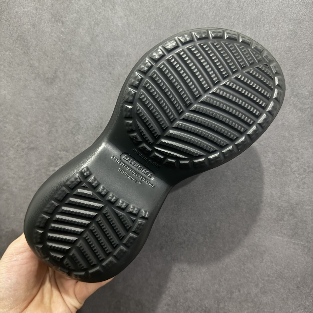 图片[9]-【广东纯原版本】Balenciaga Pool Crocs 巴黎世家百搭时尚厚底增高拖鞋 重金购入原鞋及原档案磨具生产指令开发 同源公司EVA粒子环保塑料 原厂指令配方 弹性卡色均保持原鞋一致 匠心打造 鞋口弧度大小 鞋面色泽质感同步原鞋 LOGO内侧钢印清晰工整 以简单的设计 提供全面的舒适性、缓震性、耐用性和支撑力 EVA外底提供优质缓震性能 5毫米足弓 鞋面凹印Balenciaga品牌标识 背面浮印尺码 同色系鞋底和鞋垫 外观时尚大气 鞋底采用耐磨的材质 穿上它都会感觉到舒适的体验 尺码：35-40-选品中心