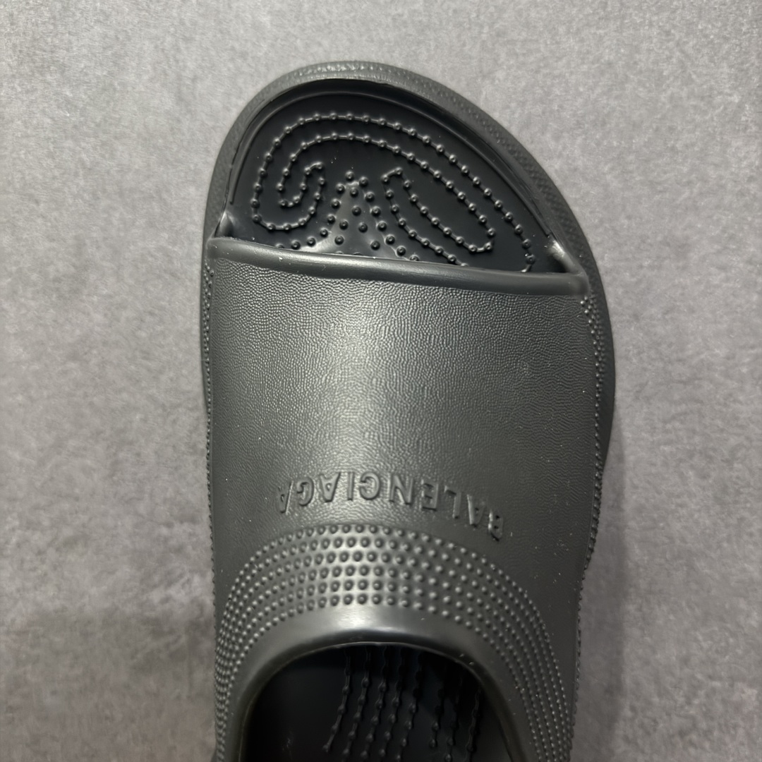 图片[8]-【广东纯原版本】Balenciaga Pool Crocs 巴黎世家百搭时尚厚底增高拖鞋 重金购入原鞋及原档案磨具生产指令开发 同源公司EVA粒子环保塑料 原厂指令配方 弹性卡色均保持原鞋一致 匠心打造 鞋口弧度大小 鞋面色泽质感同步原鞋 LOGO内侧钢印清晰工整 以简单的设计 提供全面的舒适性、缓震性、耐用性和支撑力 EVA外底提供优质缓震性能 5毫米足弓 鞋面凹印Balenciaga品牌标识 背面浮印尺码 同色系鞋底和鞋垫 外观时尚大气 鞋底采用耐磨的材质 穿上它都会感觉到舒适的体验 尺码：35-40-选品中心