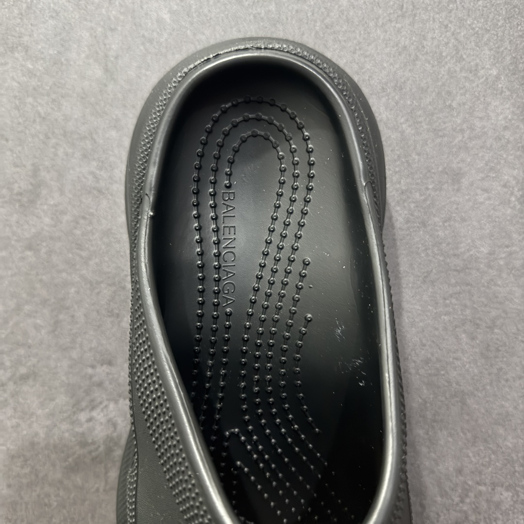 图片[7]-【广东纯原版本】Balenciaga Pool Crocs 巴黎世家百搭时尚厚底增高拖鞋 重金购入原鞋及原档案磨具生产指令开发 同源公司EVA粒子环保塑料 原厂指令配方 弹性卡色均保持原鞋一致 匠心打造 鞋口弧度大小 鞋面色泽质感同步原鞋 LOGO内侧钢印清晰工整 以简单的设计 提供全面的舒适性、缓震性、耐用性和支撑力 EVA外底提供优质缓震性能 5毫米足弓 鞋面凹印Balenciaga品牌标识 背面浮印尺码 同色系鞋底和鞋垫 外观时尚大气 鞋底采用耐磨的材质 穿上它都会感觉到舒适的体验 尺码：35-40-选品中心