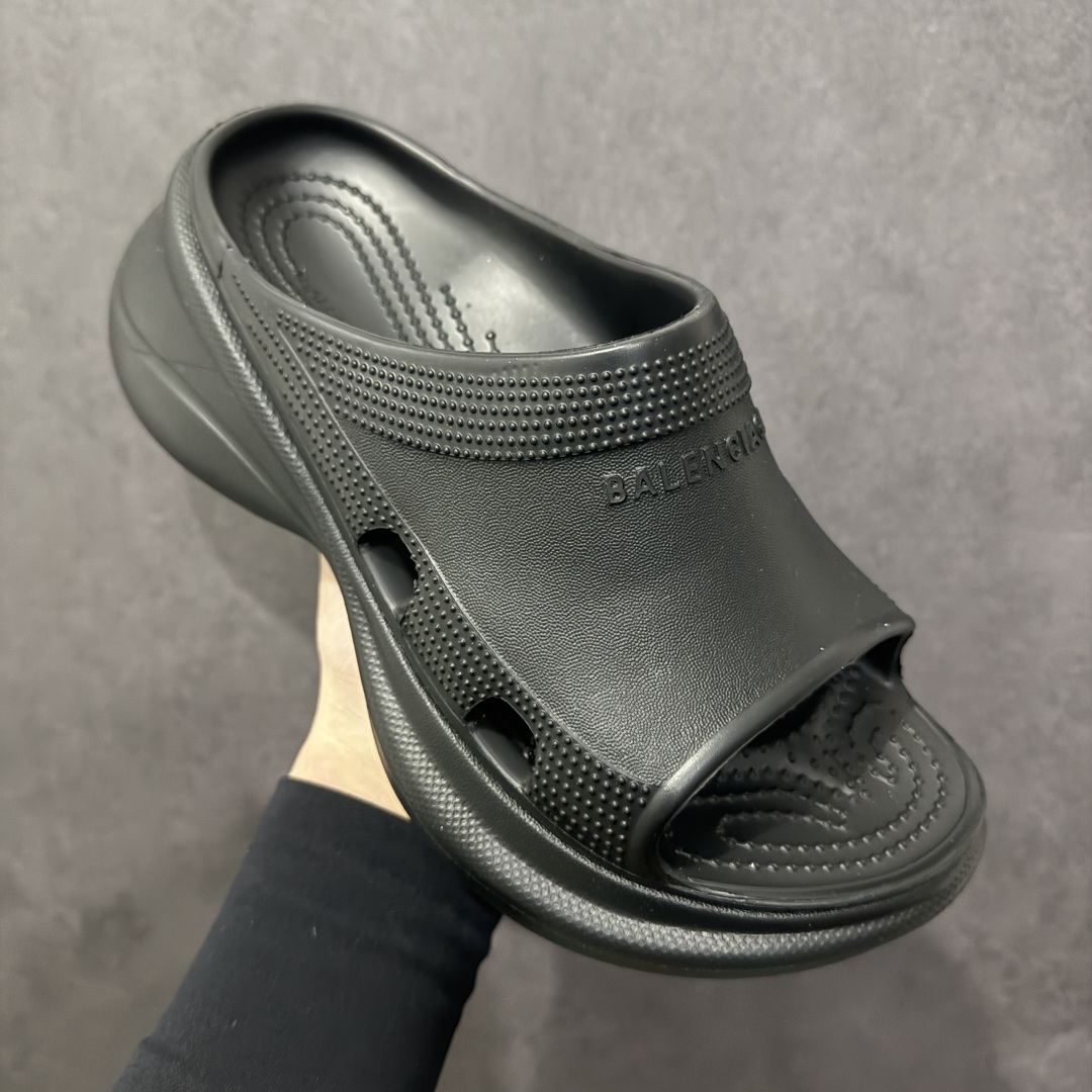 图片[3]-【广东纯原版本】Balenciaga Pool Crocs 巴黎世家百搭时尚厚底增高拖鞋 重金购入原鞋及原档案磨具生产指令开发 同源公司EVA粒子环保塑料 原厂指令配方 弹性卡色均保持原鞋一致 匠心打造 鞋口弧度大小 鞋面色泽质感同步原鞋 LOGO内侧钢印清晰工整 以简单的设计 提供全面的舒适性、缓震性、耐用性和支撑力 EVA外底提供优质缓震性能 5毫米足弓 鞋面凹印Balenciaga品牌标识 背面浮印尺码 同色系鞋底和鞋垫 外观时尚大气 鞋底采用耐磨的材质 穿上它都会感觉到舒适的体验 尺码：35-40-选品中心