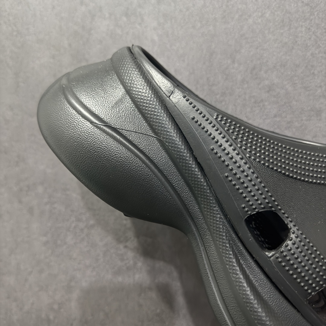 图片[6]-【广东纯原版本】Balenciaga Pool Crocs 巴黎世家百搭时尚厚底增高拖鞋 重金购入原鞋及原档案磨具生产指令开发 同源公司EVA粒子环保塑料 原厂指令配方 弹性卡色均保持原鞋一致 匠心打造 鞋口弧度大小 鞋面色泽质感同步原鞋 LOGO内侧钢印清晰工整 以简单的设计 提供全面的舒适性、缓震性、耐用性和支撑力 EVA外底提供优质缓震性能 5毫米足弓 鞋面凹印Balenciaga品牌标识 背面浮印尺码 同色系鞋底和鞋垫 外观时尚大气 鞋底采用耐磨的材质 穿上它都会感觉到舒适的体验 尺码：35-40-选品中心