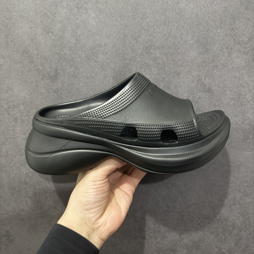 【广东纯原版本】Balenciaga Pool Crocs 巴黎世家百搭时尚厚底增高拖鞋 重金购入原鞋及原档案磨具生产指令开发 同源公司EVA粒子环保塑料 原厂指令配方 弹性卡色均保持原鞋一致 匠心打造 鞋口弧度大小 鞋面色泽质感同步原鞋 LOGO内侧钢印清晰工整 以简单的设计 提供全面的舒适性、缓震性、耐用性和支撑力 EVA外底提供优质缓震性能 5毫米足弓 鞋面凹印Balenciaga品牌标识 背面浮印尺码 同色系鞋底和鞋垫 外观时尚大气 鞋底采用耐磨的材质 穿上它都会感觉到舒适的体验 尺码:35-40-选品中心