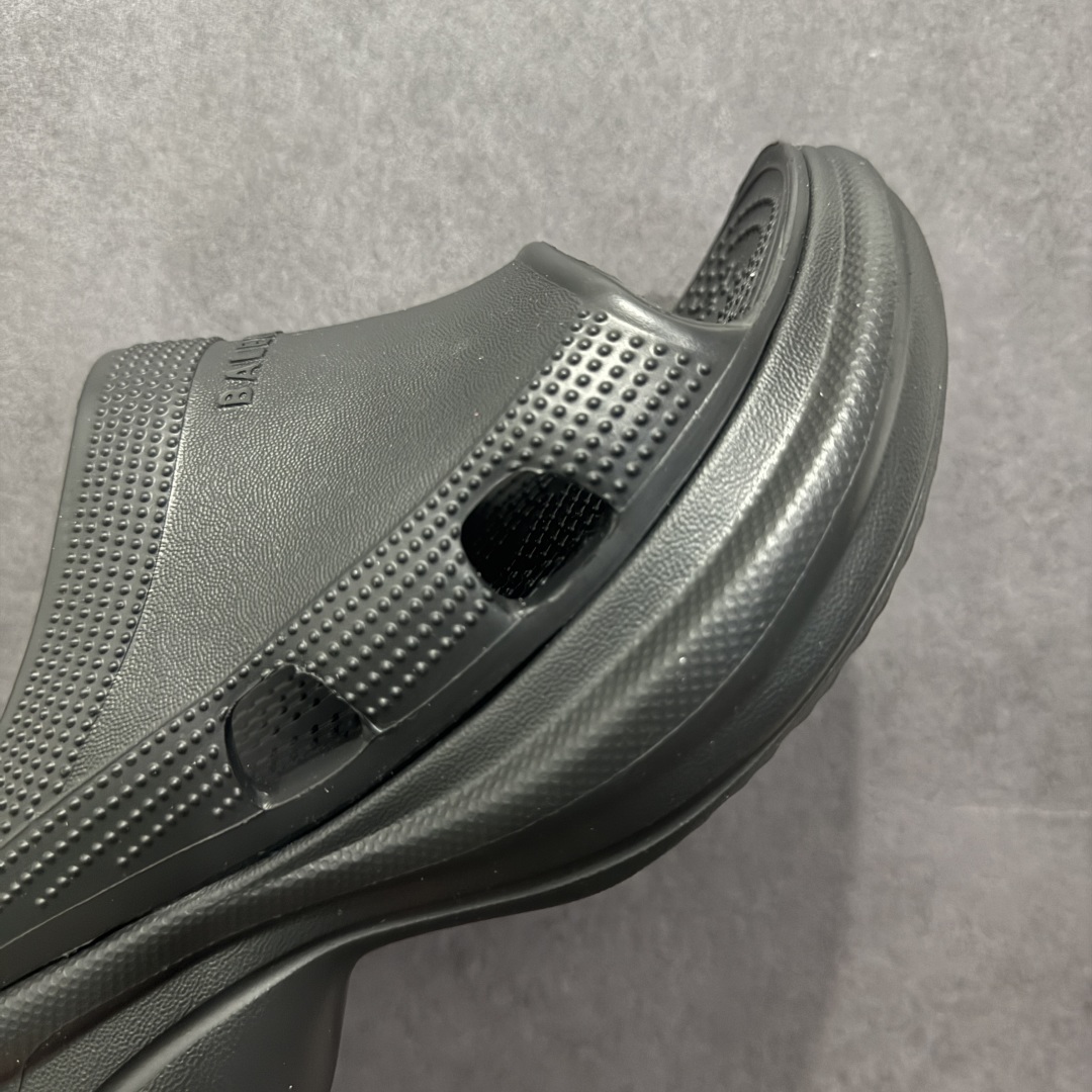 图片[5]-【广东纯原版本】Balenciaga Pool Crocs 巴黎世家百搭时尚厚底增高拖鞋 重金购入原鞋及原档案磨具生产指令开发 同源公司EVA粒子环保塑料 原厂指令配方 弹性卡色均保持原鞋一致 匠心打造 鞋口弧度大小 鞋面色泽质感同步原鞋 LOGO内侧钢印清晰工整 以简单的设计 提供全面的舒适性、缓震性、耐用性和支撑力 EVA外底提供优质缓震性能 5毫米足弓 鞋面凹印Balenciaga品牌标识 背面浮印尺码 同色系鞋底和鞋垫 外观时尚大气 鞋底采用耐磨的材质 穿上它都会感觉到舒适的体验 尺码：35-40-选品中心