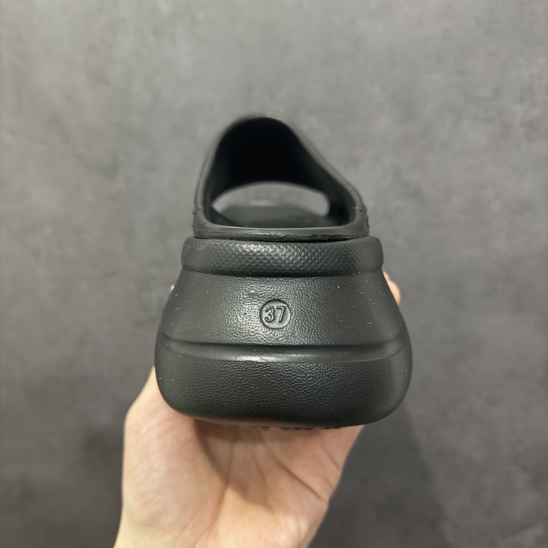 图片[4]-【广东纯原版本】Balenciaga Pool Crocs 巴黎世家百搭时尚厚底增高拖鞋 重金购入原鞋及原档案磨具生产指令开发 同源公司EVA粒子环保塑料 原厂指令配方 弹性卡色均保持原鞋一致 匠心打造 鞋口弧度大小 鞋面色泽质感同步原鞋 LOGO内侧钢印清晰工整 以简单的设计 提供全面的舒适性、缓震性、耐用性和支撑力 EVA外底提供优质缓震性能 5毫米足弓 鞋面凹印Balenciaga品牌标识 背面浮印尺码 同色系鞋底和鞋垫 外观时尚大气 鞋底采用耐磨的材质 穿上它都会感觉到舒适的体验 尺码：35-40-选品中心