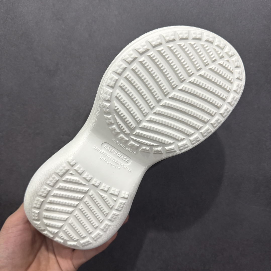 图片[9]-【广东纯原版本】Balenciaga Pool Crocs 巴黎世家百搭时尚厚底增高拖鞋 重金购入原鞋及原档案磨具生产指令开发 同源公司EVA粒子环保塑料 原厂指令配方 弹性卡色均保持原鞋一致 匠心打造 鞋口弧度大小 鞋面色泽质感同步原鞋 LOGO内侧钢印清晰工整 以简单的设计 提供全面的舒适性、缓震性、耐用性和支撑力 EVA外底提供优质缓震性能 5毫米足弓 鞋面凹印Balenciaga品牌标识 背面浮印尺码 同色系鞋底和鞋垫 外观时尚大气 鞋底采用耐磨的材质 穿上它都会感觉到舒适的体验 尺码：35-40-选品中心