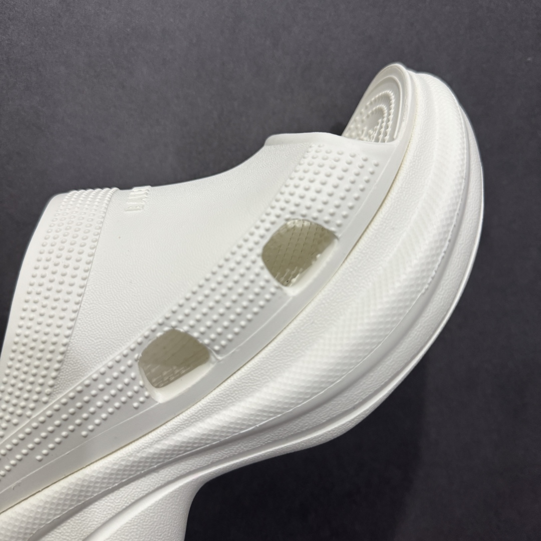 图片[5]-【广东纯原版本】Balenciaga Pool Crocs 巴黎世家百搭时尚厚底增高拖鞋 重金购入原鞋及原档案磨具生产指令开发 同源公司EVA粒子环保塑料 原厂指令配方 弹性卡色均保持原鞋一致 匠心打造 鞋口弧度大小 鞋面色泽质感同步原鞋 LOGO内侧钢印清晰工整 以简单的设计 提供全面的舒适性、缓震性、耐用性和支撑力 EVA外底提供优质缓震性能 5毫米足弓 鞋面凹印Balenciaga品牌标识 背面浮印尺码 同色系鞋底和鞋垫 外观时尚大气 鞋底采用耐磨的材质 穿上它都会感觉到舒适的体验 尺码：35-40-选品中心