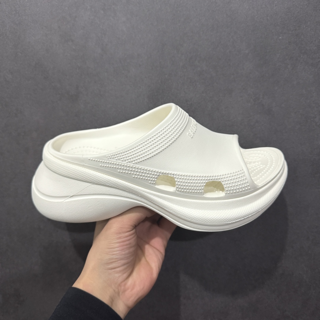 【广东纯原版本】Balenciaga Pool Crocs 巴黎世家百搭时尚厚底增高拖鞋 重金购入原鞋及原档案磨具生产指令开发 同源公司EVA粒子环保塑料 原厂指令配方 弹性卡色均保持原鞋一致 匠心打造 鞋口弧度大小 鞋面色泽质感同步原鞋 LOGO内侧钢印清晰工整 以简单的设计 提供全面的舒适性、缓震性、耐用性和支撑力 EVA外底提供优质缓震性能 5毫米足弓 鞋面凹印Balenciaga品牌标识 背面浮印尺码 同色系鞋底和鞋垫 外观时尚大气 鞋底采用耐磨的材质 穿上它都会感觉到舒适的体验 尺码:35-40-选品中心