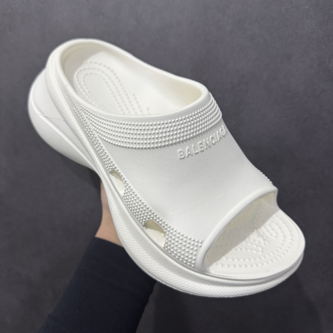 图片[3]-【广东纯原版本】Balenciaga Pool Crocs 巴黎世家百搭时尚厚底增高拖鞋 重金购入原鞋及原档案磨具生产指令开发 同源公司EVA粒子环保塑料 原厂指令配方 弹性卡色均保持原鞋一致 匠心打造 鞋口弧度大小 鞋面色泽质感同步原鞋 LOGO内侧钢印清晰工整 以简单的设计 提供全面的舒适性、缓震性、耐用性和支撑力 EVA外底提供优质缓震性能 5毫米足弓 鞋面凹印Balenciaga品牌标识 背面浮印尺码 同色系鞋底和鞋垫 外观时尚大气 鞋底采用耐磨的材质 穿上它都会感觉到舒适的体验 尺码：35-40-选品中心