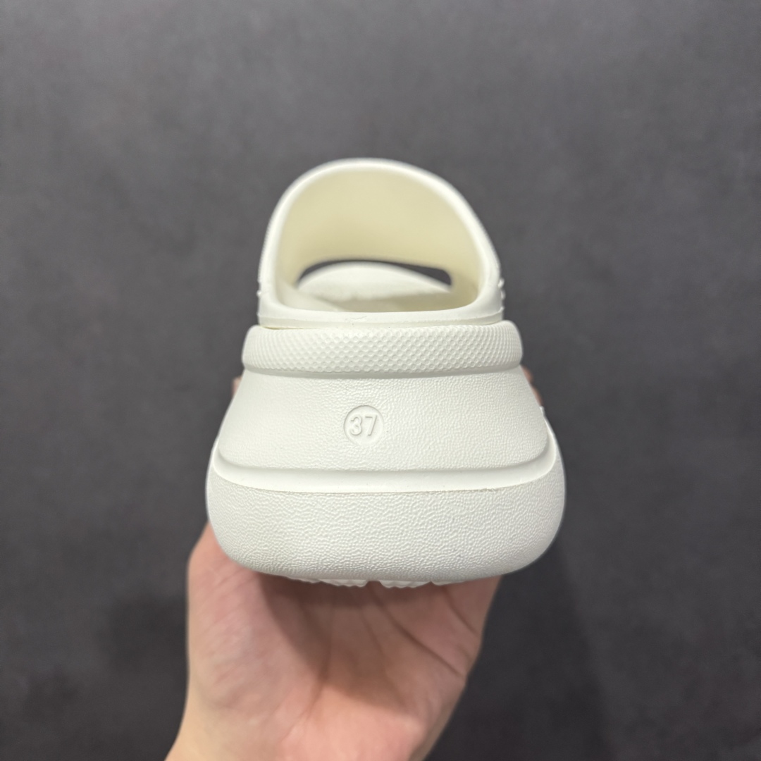 图片[4]-【广东纯原版本】Balenciaga Pool Crocs 巴黎世家百搭时尚厚底增高拖鞋 重金购入原鞋及原档案磨具生产指令开发 同源公司EVA粒子环保塑料 原厂指令配方 弹性卡色均保持原鞋一致 匠心打造 鞋口弧度大小 鞋面色泽质感同步原鞋 LOGO内侧钢印清晰工整 以简单的设计 提供全面的舒适性、缓震性、耐用性和支撑力 EVA外底提供优质缓震性能 5毫米足弓 鞋面凹印Balenciaga品牌标识 背面浮印尺码 同色系鞋底和鞋垫 外观时尚大气 鞋底采用耐磨的材质 穿上它都会感觉到舒适的体验 尺码：35-40-选品中心