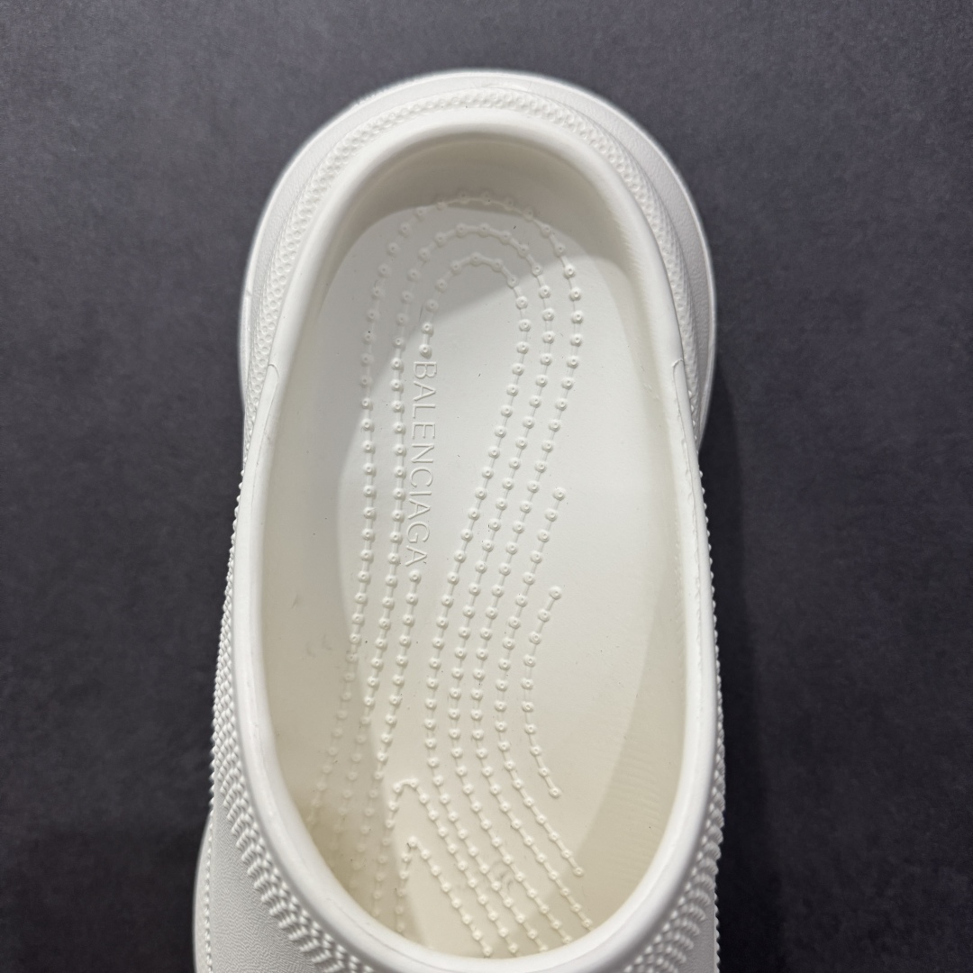 图片[7]-【广东纯原版本】Balenciaga Pool Crocs 巴黎世家百搭时尚厚底增高拖鞋 重金购入原鞋及原档案磨具生产指令开发 同源公司EVA粒子环保塑料 原厂指令配方 弹性卡色均保持原鞋一致 匠心打造 鞋口弧度大小 鞋面色泽质感同步原鞋 LOGO内侧钢印清晰工整 以简单的设计 提供全面的舒适性、缓震性、耐用性和支撑力 EVA外底提供优质缓震性能 5毫米足弓 鞋面凹印Balenciaga品牌标识 背面浮印尺码 同色系鞋底和鞋垫 外观时尚大气 鞋底采用耐磨的材质 穿上它都会感觉到舒适的体验 尺码：35-40-选品中心