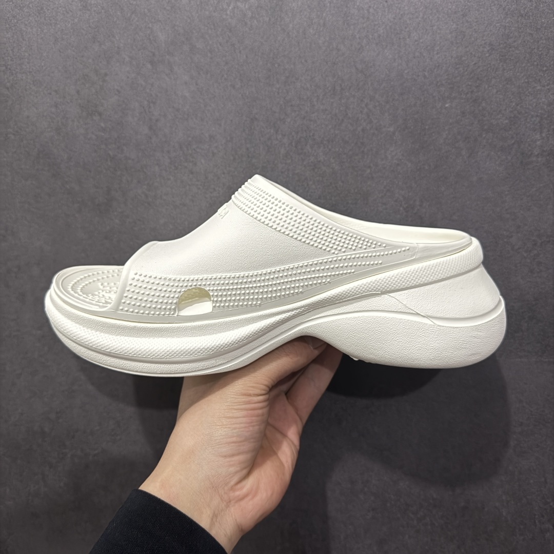 图片[2]-【广东纯原版本】Balenciaga Pool Crocs 巴黎世家百搭时尚厚底增高拖鞋 重金购入原鞋及原档案磨具生产指令开发 同源公司EVA粒子环保塑料 原厂指令配方 弹性卡色均保持原鞋一致 匠心打造 鞋口弧度大小 鞋面色泽质感同步原鞋 LOGO内侧钢印清晰工整 以简单的设计 提供全面的舒适性、缓震性、耐用性和支撑力 EVA外底提供优质缓震性能 5毫米足弓 鞋面凹印Balenciaga品牌标识 背面浮印尺码 同色系鞋底和鞋垫 外观时尚大气 鞋底采用耐磨的材质 穿上它都会感觉到舒适的体验 尺码：35-40-选品中心
