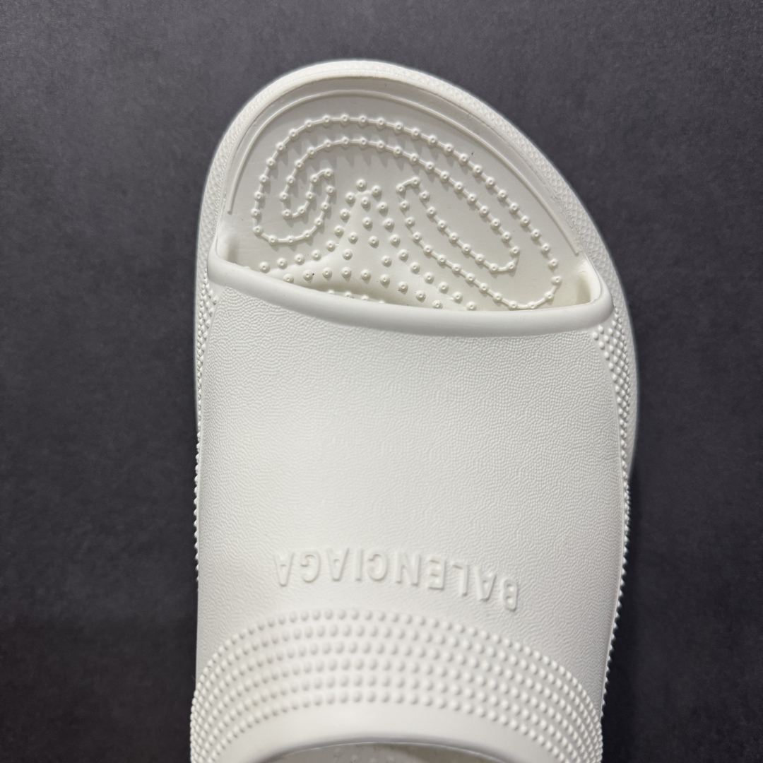 图片[8]-【广东纯原版本】Balenciaga Pool Crocs 巴黎世家百搭时尚厚底增高拖鞋 重金购入原鞋及原档案磨具生产指令开发 同源公司EVA粒子环保塑料 原厂指令配方 弹性卡色均保持原鞋一致 匠心打造 鞋口弧度大小 鞋面色泽质感同步原鞋 LOGO内侧钢印清晰工整 以简单的设计 提供全面的舒适性、缓震性、耐用性和支撑力 EVA外底提供优质缓震性能 5毫米足弓 鞋面凹印Balenciaga品牌标识 背面浮印尺码 同色系鞋底和鞋垫 外观时尚大气 鞋底采用耐磨的材质 穿上它都会感觉到舒适的体验 尺码：35-40-选品中心