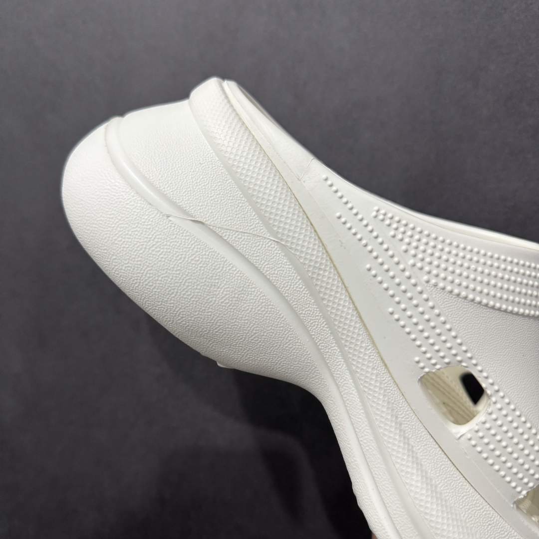 图片[6]-【广东纯原版本】Balenciaga Pool Crocs 巴黎世家百搭时尚厚底增高拖鞋 重金购入原鞋及原档案磨具生产指令开发 同源公司EVA粒子环保塑料 原厂指令配方 弹性卡色均保持原鞋一致 匠心打造 鞋口弧度大小 鞋面色泽质感同步原鞋 LOGO内侧钢印清晰工整 以简单的设计 提供全面的舒适性、缓震性、耐用性和支撑力 EVA外底提供优质缓震性能 5毫米足弓 鞋面凹印Balenciaga品牌标识 背面浮印尺码 同色系鞋底和鞋垫 外观时尚大气 鞋底采用耐磨的材质 穿上它都会感觉到舒适的体验 尺码：35-40-选品中心