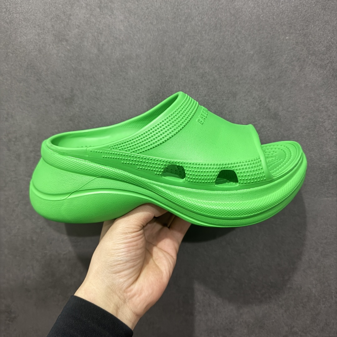 【广东纯原版本】Balenciaga Pool Crocs 巴黎世家百搭时尚厚底增高拖鞋 重金购入原鞋及原档案磨具生产指令开发 同源公司EVA粒子环保塑料 原厂指令配方 弹性卡色均保持原鞋一致 匠心打造 鞋口弧度大小 鞋面色泽质感同步原鞋 LOGO内侧钢印清晰工整 以简单的设计 提供全面的舒适性、缓震性、耐用性和支撑力 EVA外底提供优质缓震性能 5毫米足弓 鞋面凹印Balenciaga品牌标识 背面浮印尺码 同色系鞋底和鞋垫 外观时尚大气 鞋底采用耐磨的材质 穿上它都会感觉到舒适的体验 尺码:35-40-选品中心