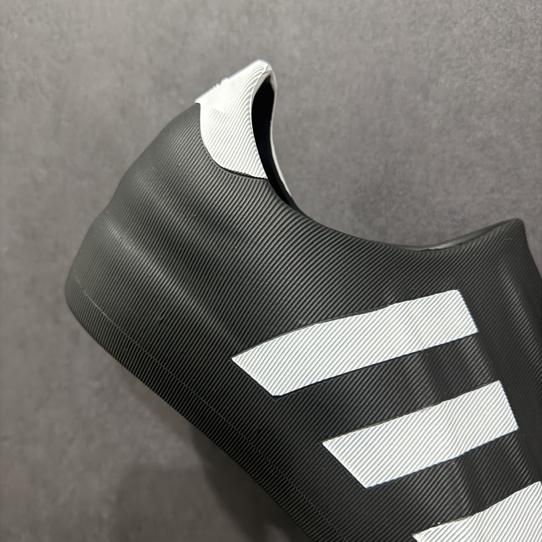 图片[6]-【纯原版】AD adiFOM Superstar 贝壳头版一脚蹬系列休闲运动鸭掌鞋 黑白色 HQ8752 重金购入原鞋及原档案磨具生产指令开发 鞋头部位凹凸有致 横向大面积波浪纹理 后跟Logo 凹凸明显 轮廓分明 描漆定位精准 公整无偏差不溢出 LOGO内侧钢印清晰工整 原厂磨具全鞋无多余毛边 同源公司EVA粒子环保塑料 原厂指令配方 无任何异味 弹性卡色均保持原鞋一致 匠心打造 鞋口弧度大小 鞋面色泽质感同步原鞋 LOGO内侧钢印清晰工整 中底部分带原厂钢印编号 原厂Ortholite欧斯莱鞋垫 区别掉渣海玻璃鞋垫 吸汗防臭的效果无法相提并论 原厂定制原标 同比ZP 符合人体设计 独家开发至47 产品基于标志性 Superstar 鞋款轮廓的同时 利用可再生的甘蔗加工物材料制成一体式泡沫鞋身 无鞋带设计更加方便穿脱 点睛之笔在于标志性的三道杠出现在鞋子的两侧 鞋跟贴片上饰有品牌标志性的三叶草压花 尺码：36 37 38 39 40 41 42 42.5 43 44 45 46-选品中心