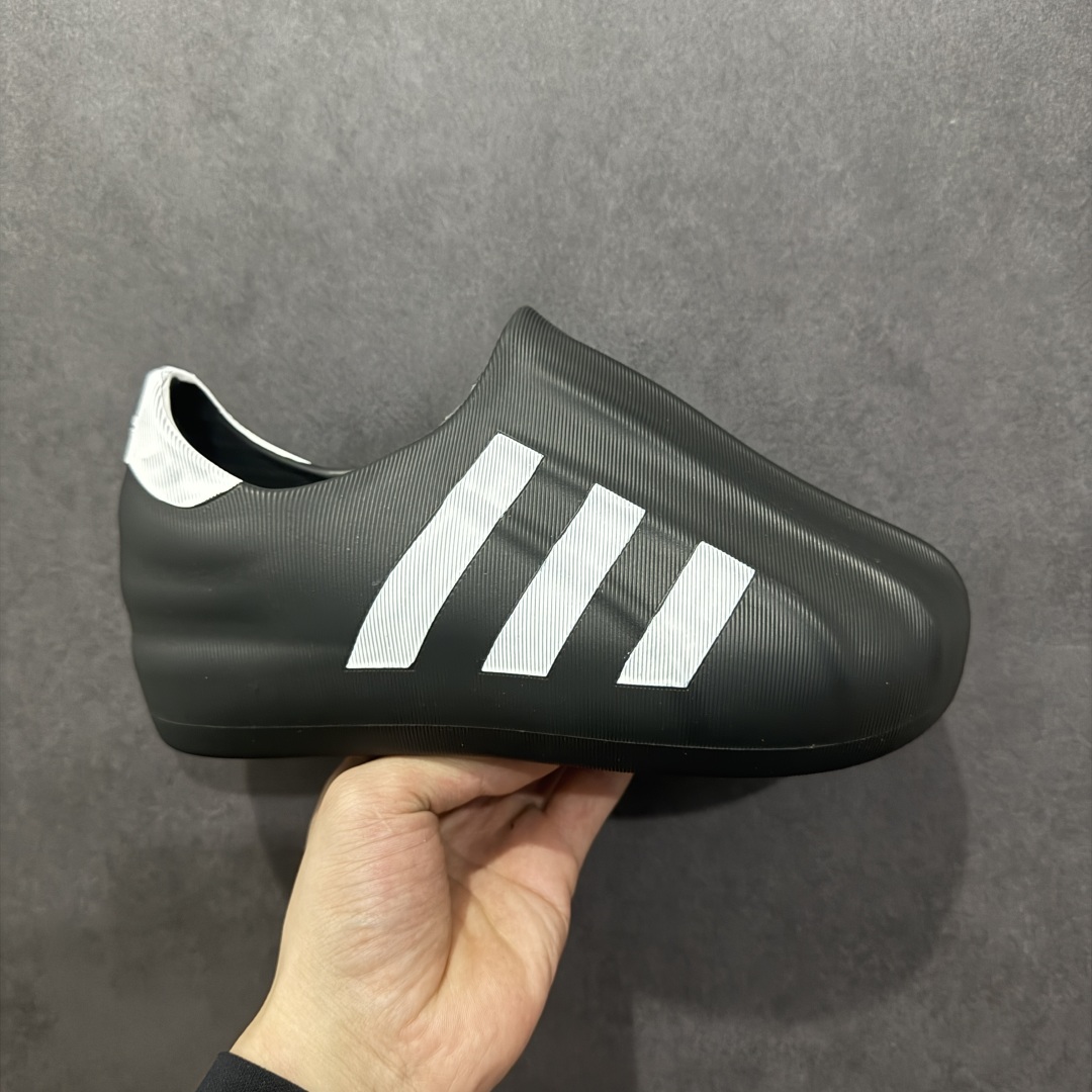 【纯原版】AD adiFOM Superstar 贝壳头版一脚蹬系列休闲运动鸭掌鞋 黑白色 HQ8752 重金购入原鞋及原档案磨具生产指令开发 鞋头部位凹凸有致 横向大面积波浪纹理 后跟Logo 凹凸明显 轮廓分明 描漆定位精准 公整无偏差不溢出 LOGO内侧钢印清晰工整 原厂磨具全鞋无多余毛边 同源公司EVA粒子环保塑料 原厂指令配方 无任何异味 弹性卡色均保持原鞋一致 匠心打造 鞋口弧度大小 鞋面色泽质感同步原鞋 LOGO内侧钢印清晰工整 中底部分带原厂钢印编号 原厂Ortholite欧斯莱鞋垫 区别掉渣海玻璃鞋垫 吸汗防臭的效果无法相提并论 原厂定制原标 同比ZP 符合人体设计 独家开发至47 产品基于标志性 Superstar 鞋款轮廓的同时 利用可再生的甘蔗加工物材料制成一体式泡沫鞋身 无鞋带设计更加方便穿脱 点睛之笔在于标志性的三道杠出现在鞋子的两侧 鞋跟贴片上饰有品牌标志性的三叶草压花 尺码：36 37 38 39 40 41 42 42.5 43 44 45 46-选品中心