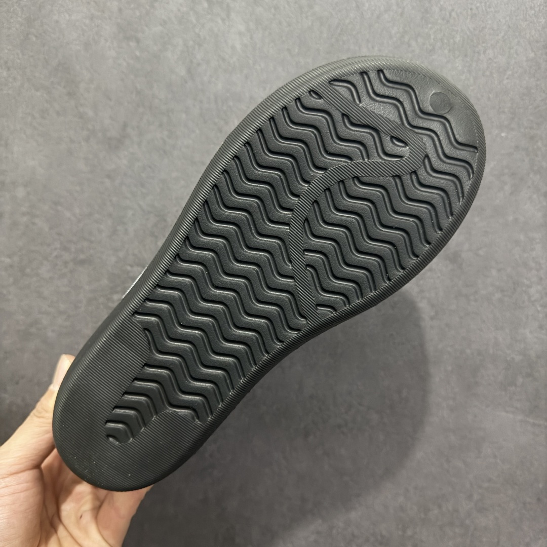 图片[9]-【纯原版】AD adiFOM Superstar 贝壳头版一脚蹬系列休闲运动鸭掌鞋 黑白色 HQ8752 重金购入原鞋及原档案磨具生产指令开发 鞋头部位凹凸有致 横向大面积波浪纹理 后跟Logo 凹凸明显 轮廓分明 描漆定位精准 公整无偏差不溢出 LOGO内侧钢印清晰工整 原厂磨具全鞋无多余毛边 同源公司EVA粒子环保塑料 原厂指令配方 无任何异味 弹性卡色均保持原鞋一致 匠心打造 鞋口弧度大小 鞋面色泽质感同步原鞋 LOGO内侧钢印清晰工整 中底部分带原厂钢印编号 原厂Ortholite欧斯莱鞋垫 区别掉渣海玻璃鞋垫 吸汗防臭的效果无法相提并论 原厂定制原标 同比ZP 符合人体设计 独家开发至47 产品基于标志性 Superstar 鞋款轮廓的同时 利用可再生的甘蔗加工物材料制成一体式泡沫鞋身 无鞋带设计更加方便穿脱 点睛之笔在于标志性的三道杠出现在鞋子的两侧 鞋跟贴片上饰有品牌标志性的三叶草压花 尺码：36 37 38 39 40 41 42 42.5 43 44 45 46-选品中心